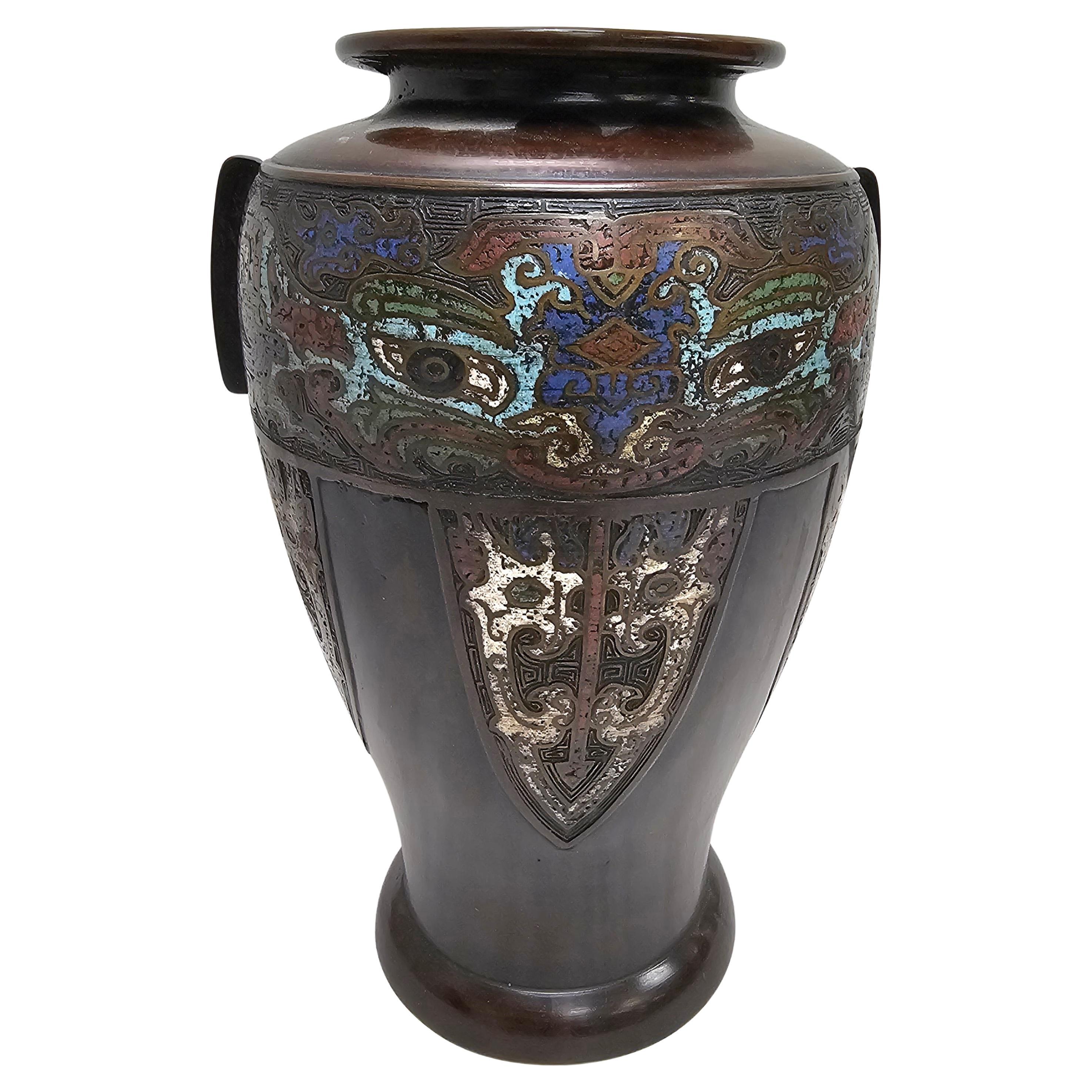 Vase japonais en bronze décoré d'émail champlevé en vente