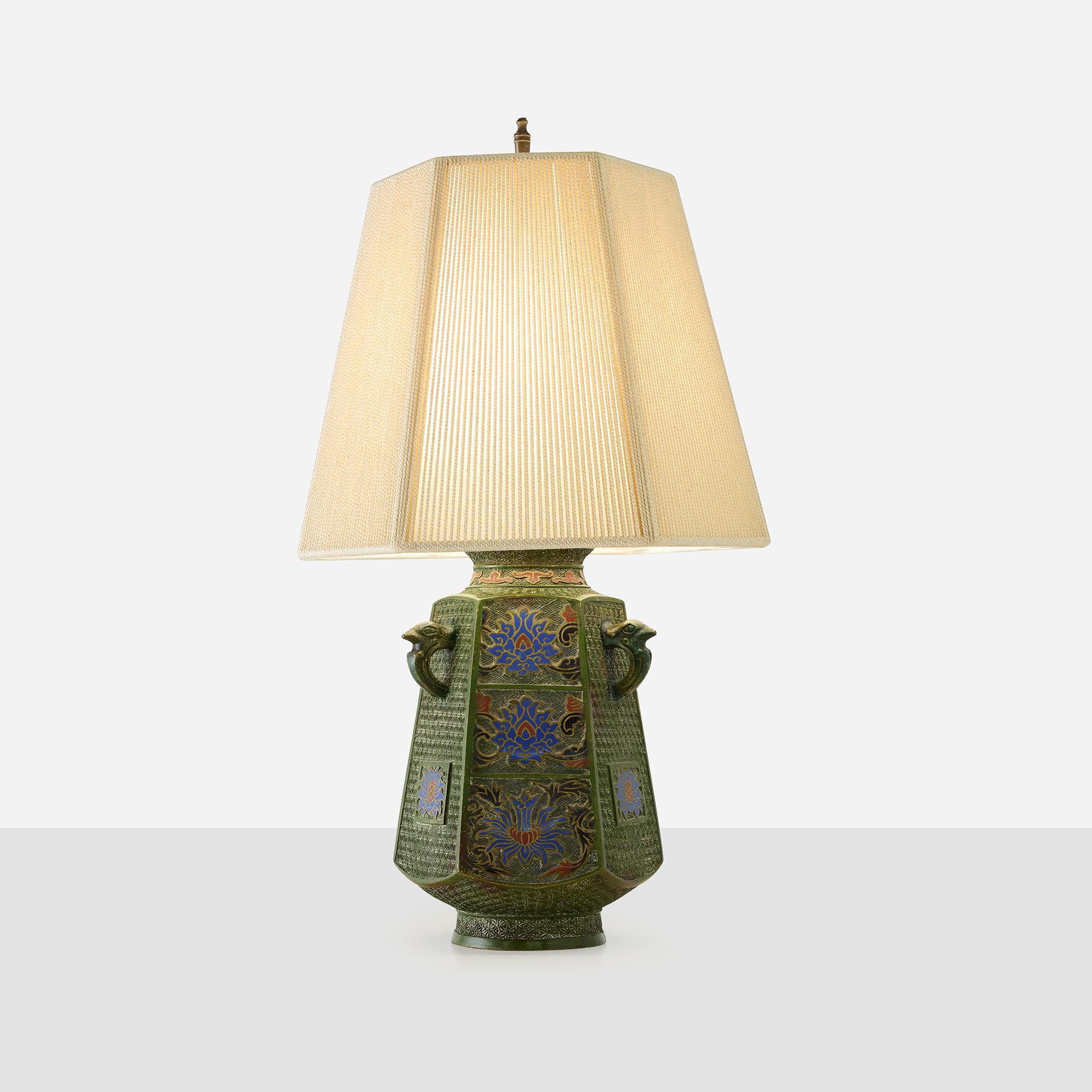Lampada da tavolo giapponese Champlevé

Lampada da tavolo esagonale in metallo fuso con maniglie a testa di uccello stilizzate e decorazioni dettagliate in smalto champlevé in blu e rosso. Conserva il paralume originale. Leggera usura dovuta all'età
