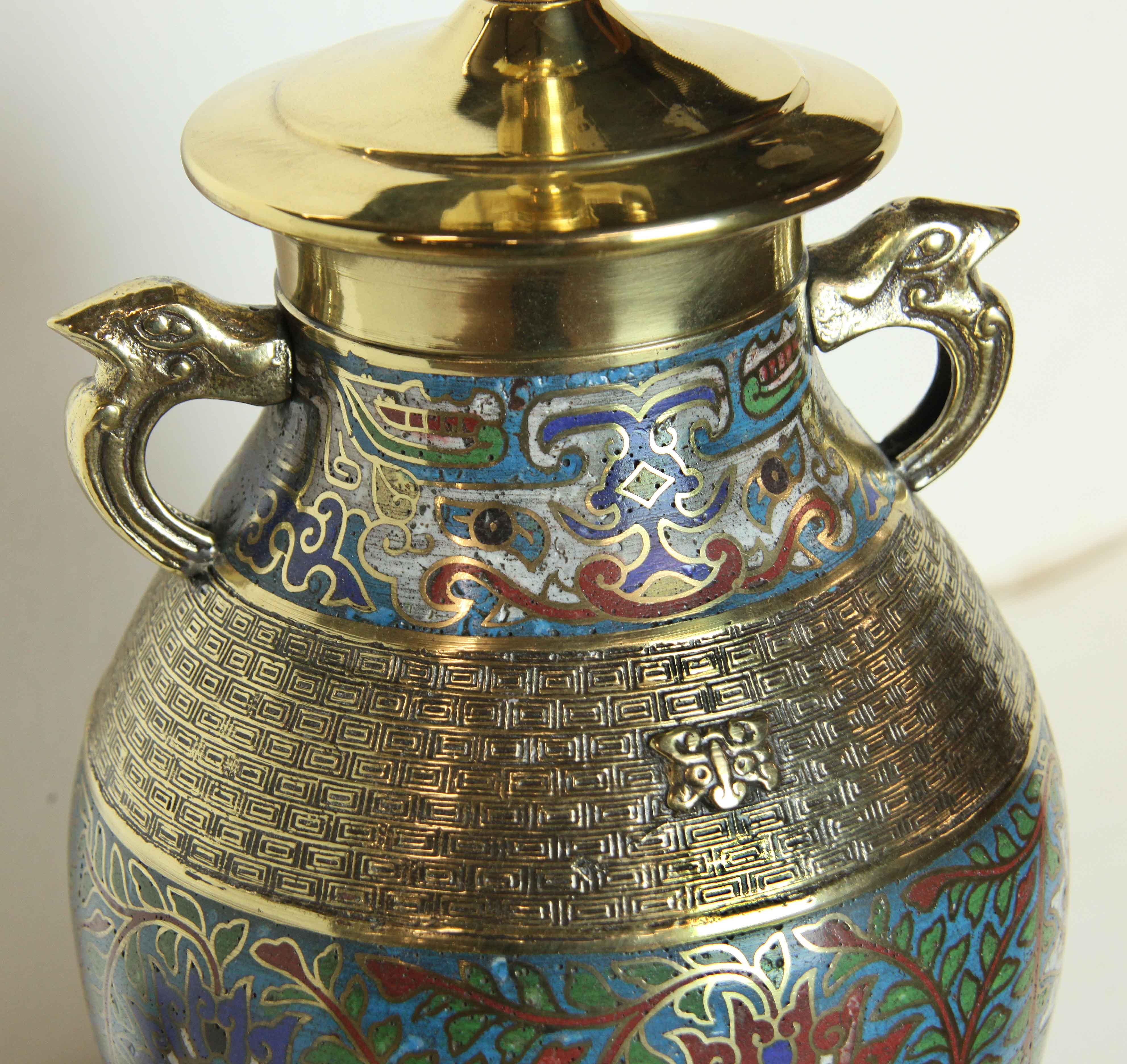 Japanische Vasenlampe,  mit Henkeln auf jeder Seite in der Nähe der Oberseite, ein Band von Emaille-Inlay rund um den Rand und die Mitte der Vase mit einem gestempelten Muster auf beiden Seiten der Mitte Inlay, ist die Basis geschnitzt Palisander. 