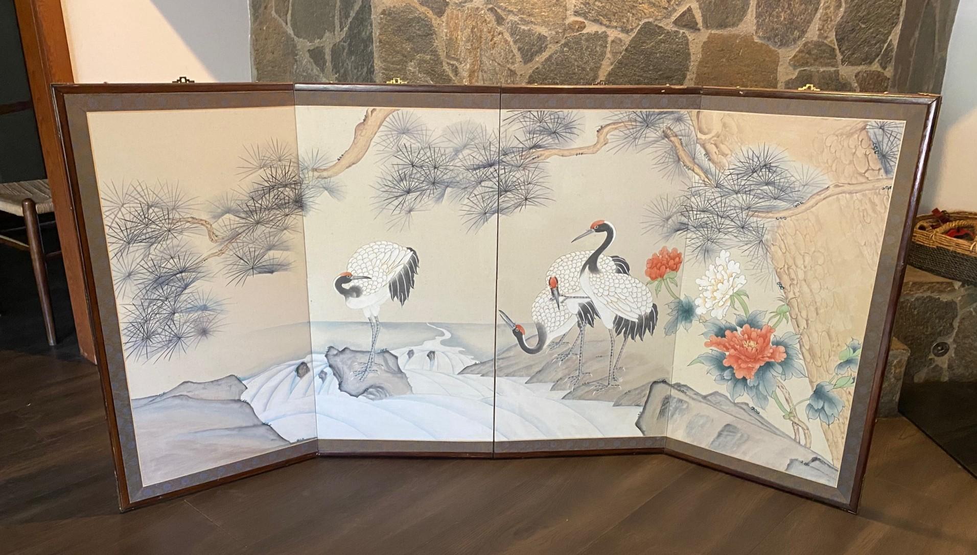Magnifique paravent japonais/chinois/asiatique Byobu à quatre panneaux représentant une scène paysagère avec une volée de grues rouges enjouées (probablement des grues de Mandchourie), une rivière qui coule, un pin japonais enlacé et des fleurs