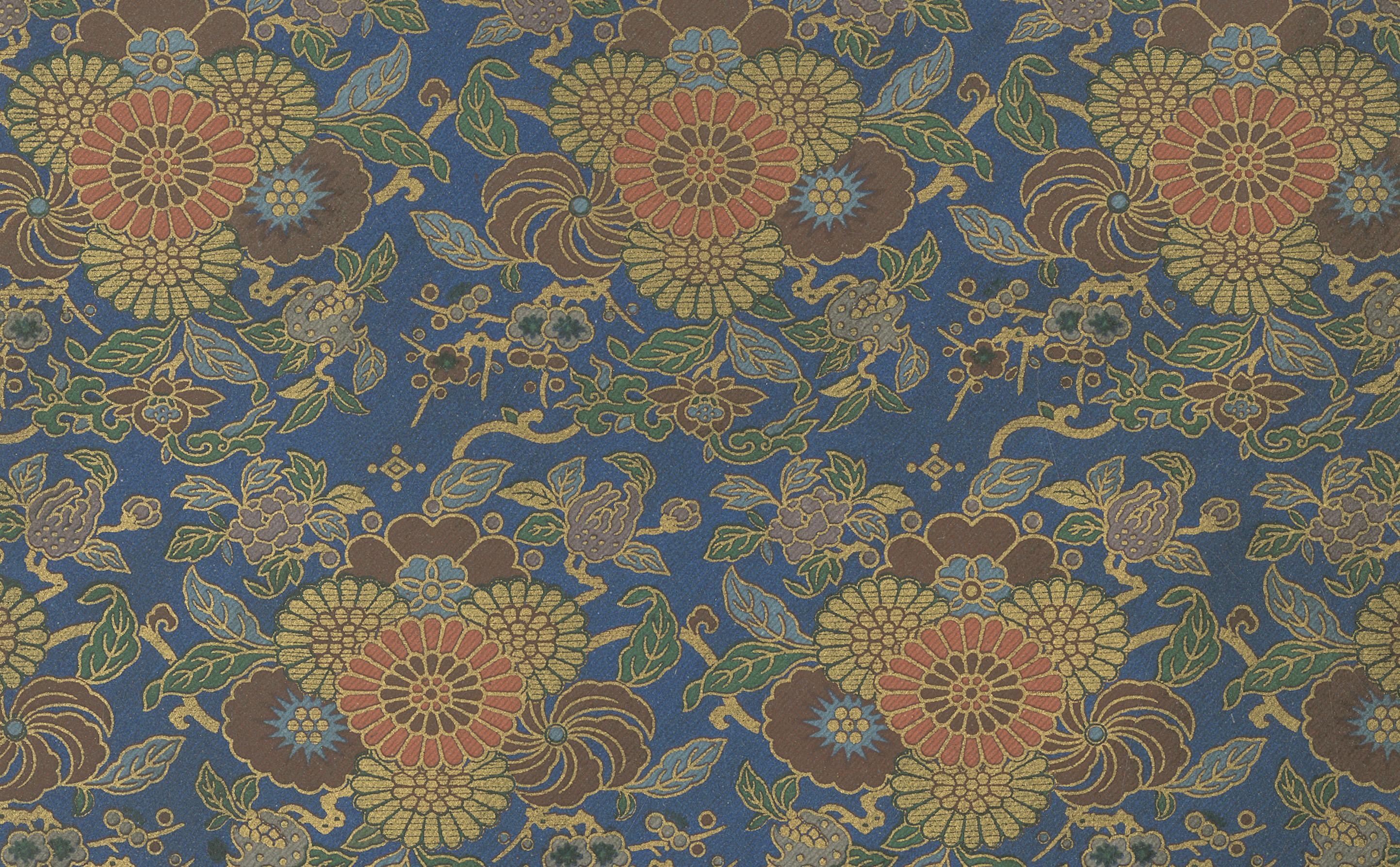 Titre : Chrysanthème japonais et motifs de nuages : Lithographie ancienne, années 1880

Description :
Cette magnifique lithographie des années 1880 présente deux élégants exemples de motifs textiles japonais, illustrant le raffinement artistique et
