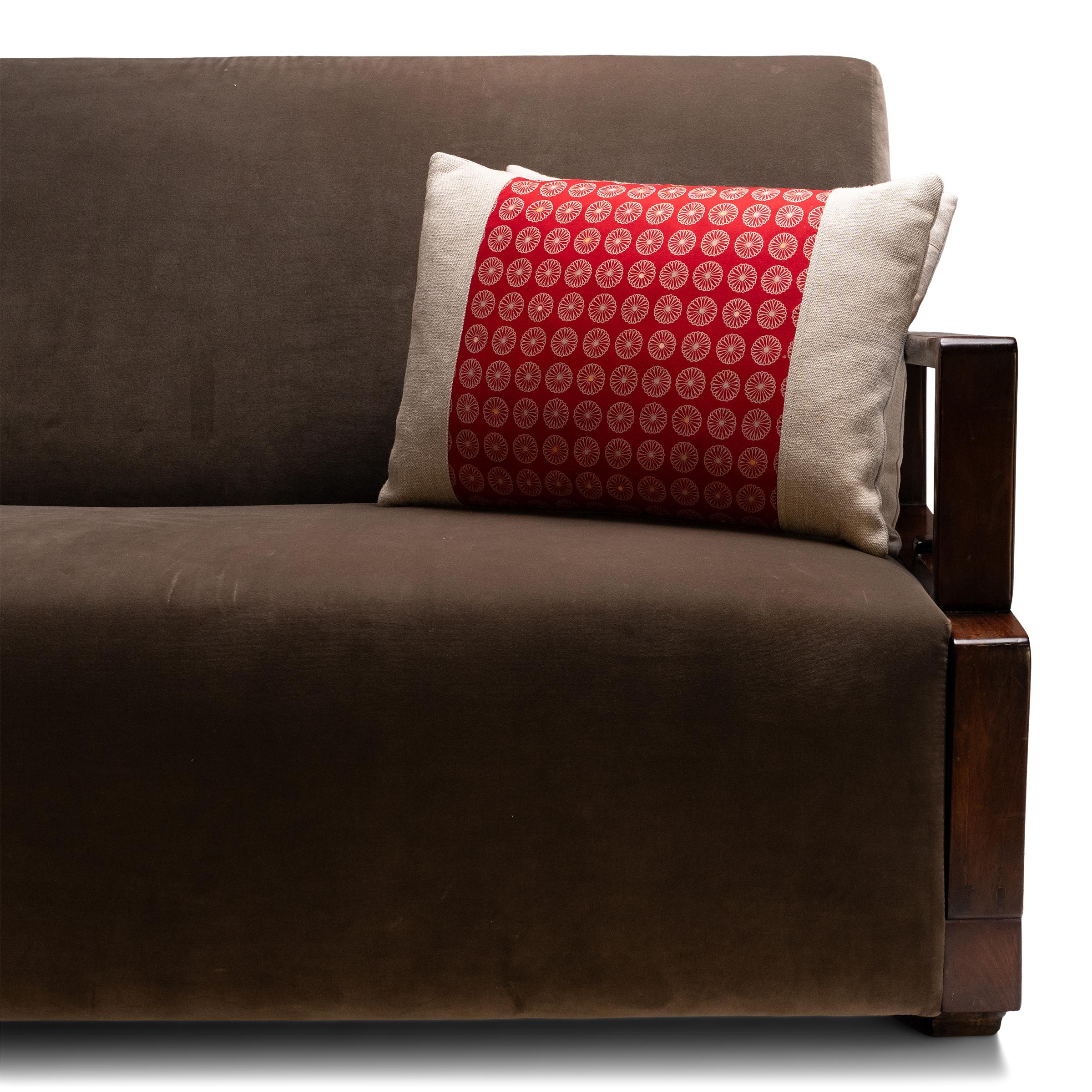 Ce coussin artisanal a été conçu par une artiste locale de Chicago et historienne du textile qui réutilise avec amour des tissus, des vêtements et des fragments de broderie vintage collectés au cours de ses voyages. Rempli de duvet et doublé de lin