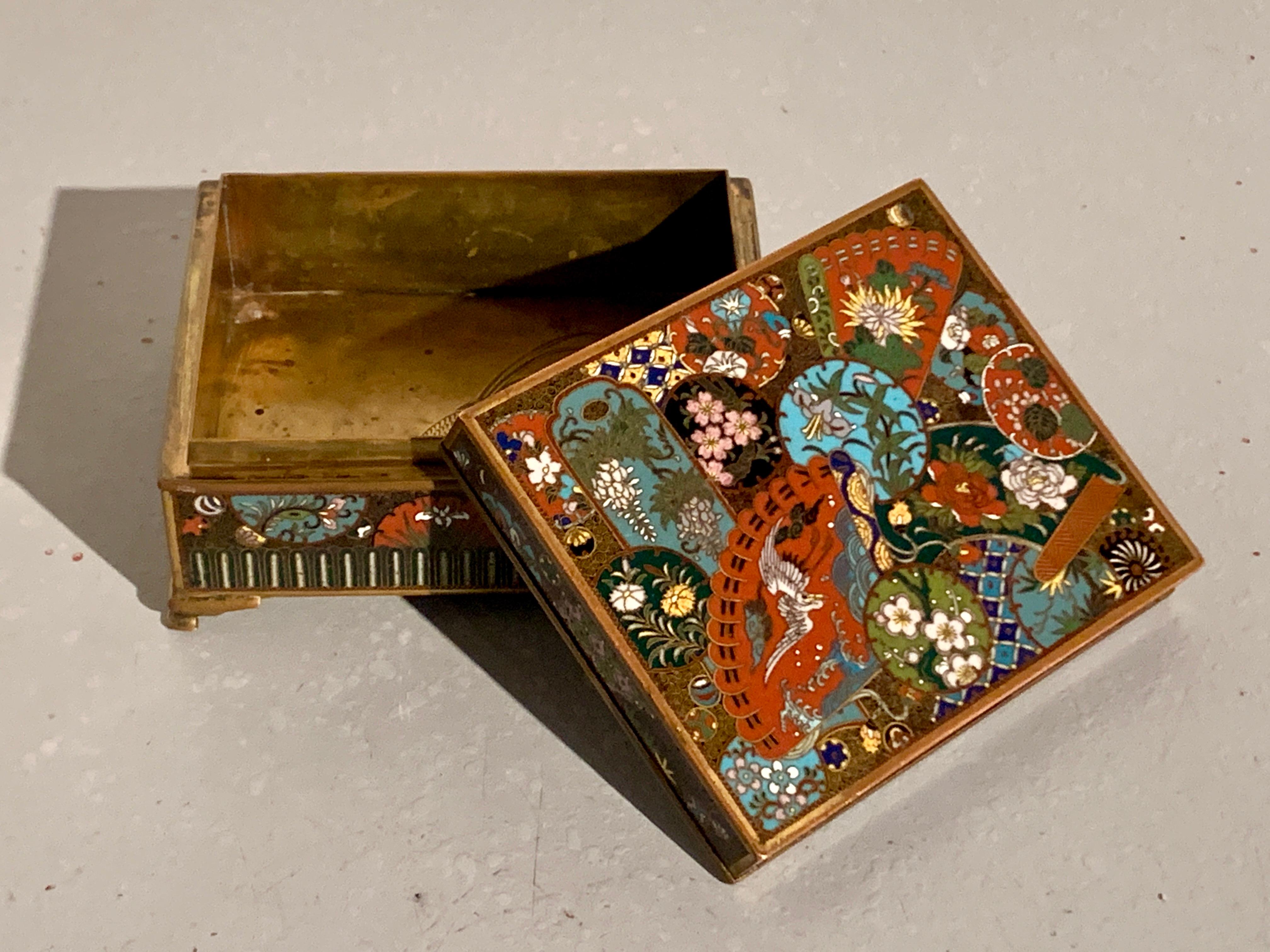 Eine sehr schöne und kunstvoll verzierte japanische Cloisonné-Dose mit Deckel, Meiji-Periode, spätes 19. Jahrhundert, Japan.

Das Schmuckkästchen mit Deckel ist auf einem Kupfersockel mit Cloisonné-Emaille verziert, das Innere ist aus Messing mit
