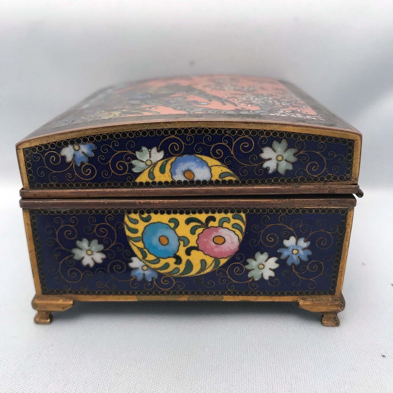 Japanese Cloisonné Box with Birds and Flowers In Good Condition In Montreal, QC