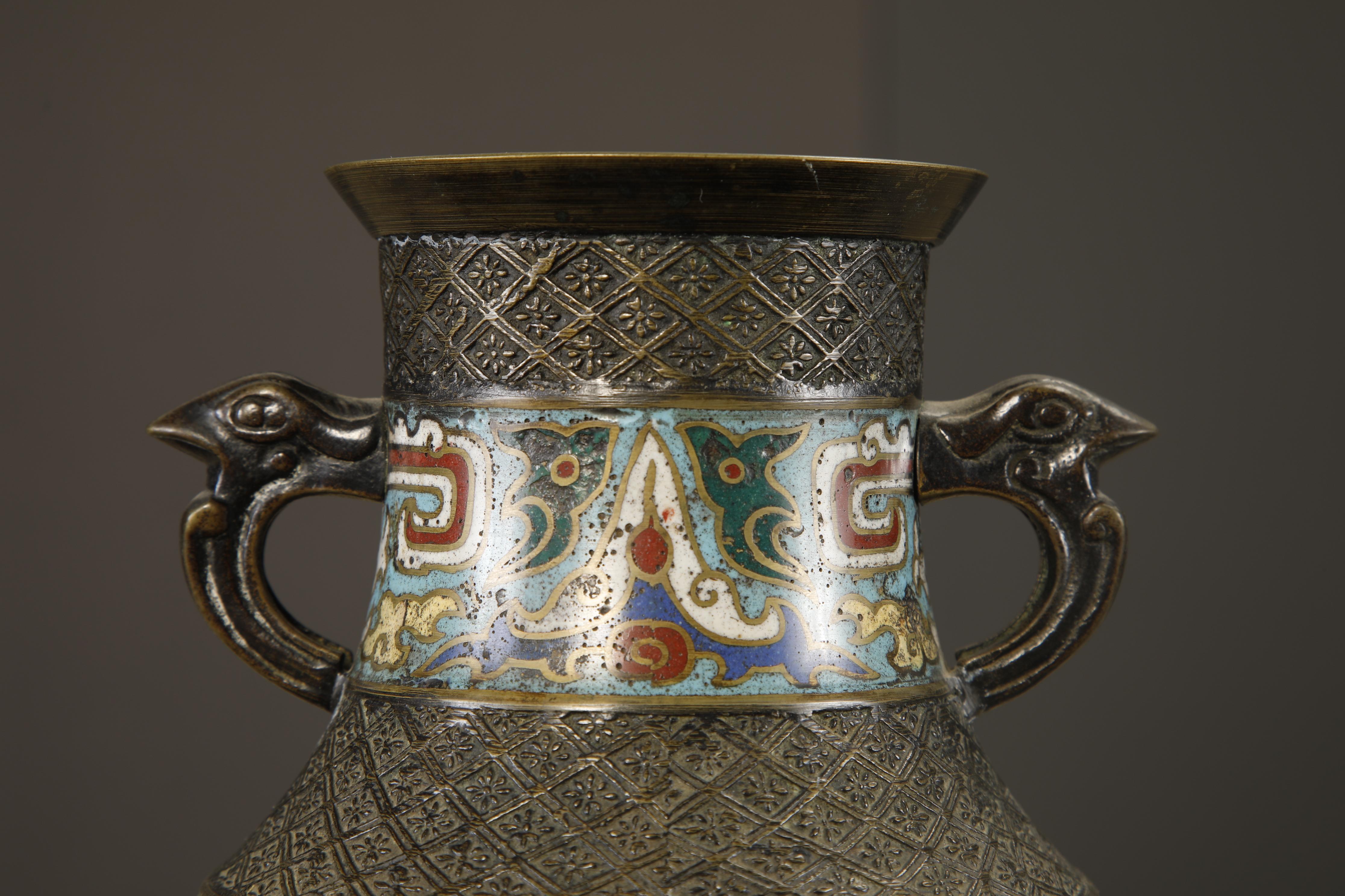 Vaso giapponese in bronzo cloisonné con manici di uccelli arcaici, 1920-1940 ca. in vendita 4