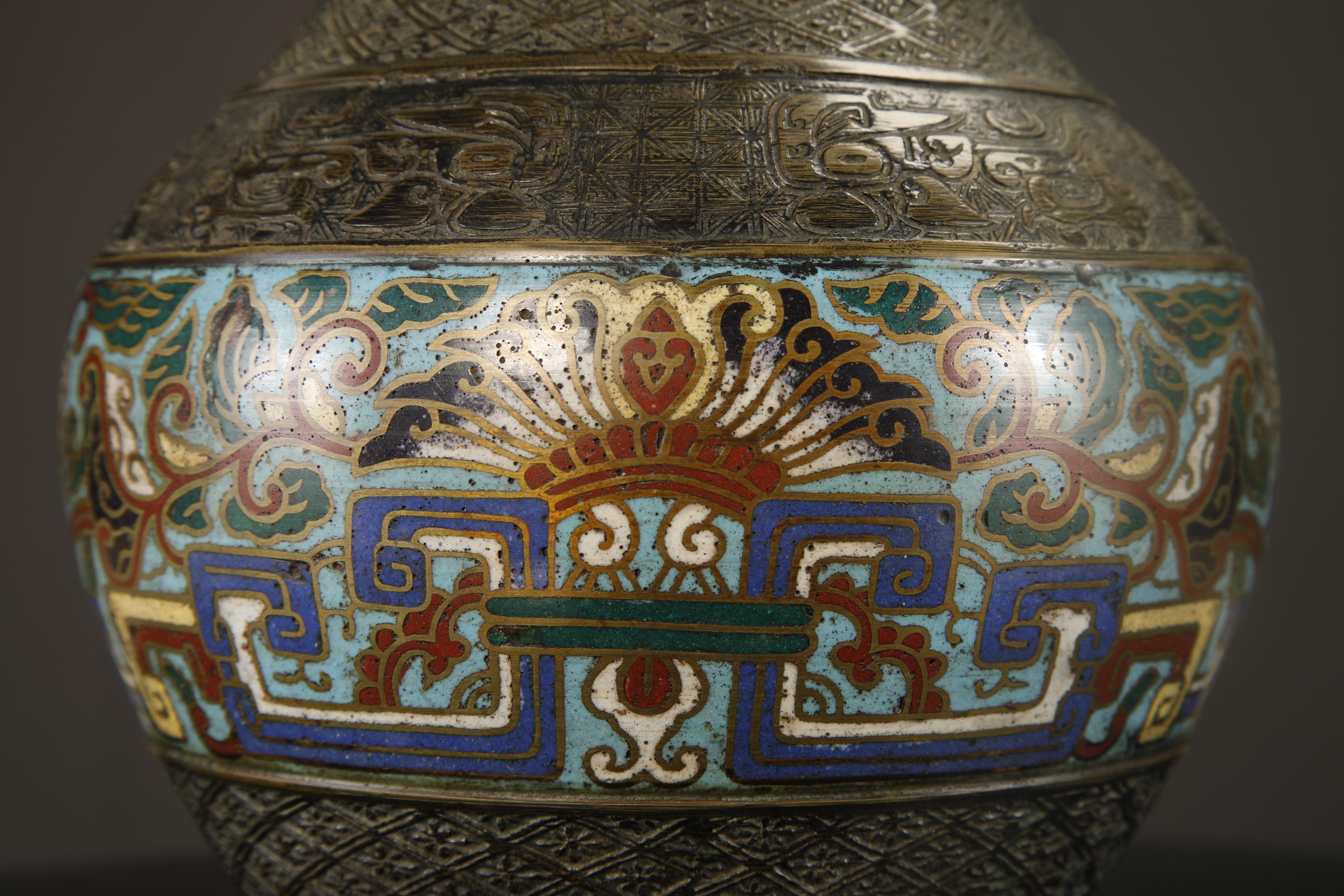 Vaso giapponese in bronzo cloisonné con manici di uccelli arcaici, 1920-1940 ca. in vendita 5