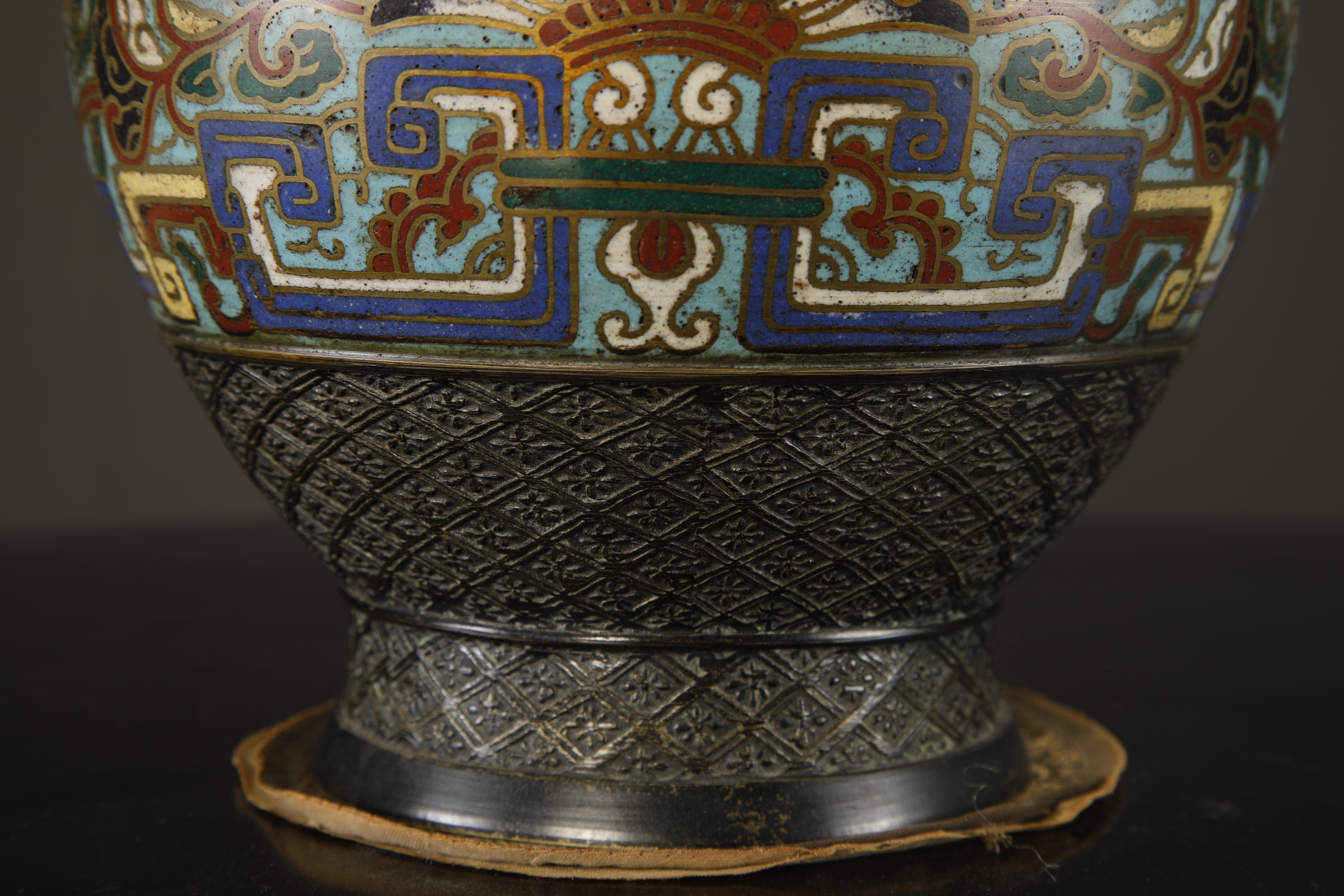Vaso giapponese in bronzo cloisonné con manici di uccelli arcaici, 1920-1940 ca. in vendita 6