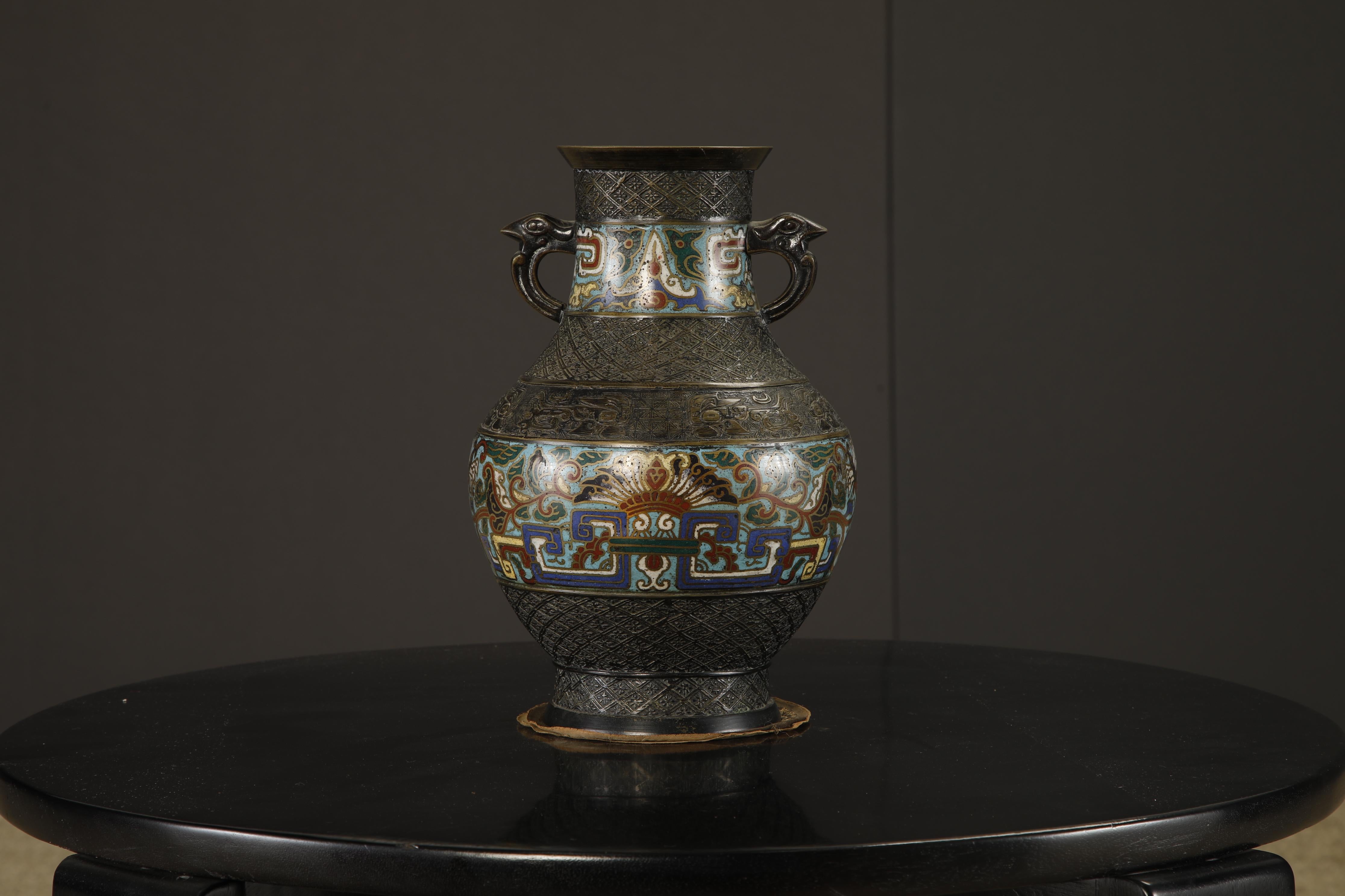 Un sorprendente vaso giapponese in bronzo e cloisonné con padiglione originale in seta ricamata, realizzato tra il periodo Taishō e l'inizio dell'era Shōwa (circa 1920-1940) e contrassegnato con la scritta 