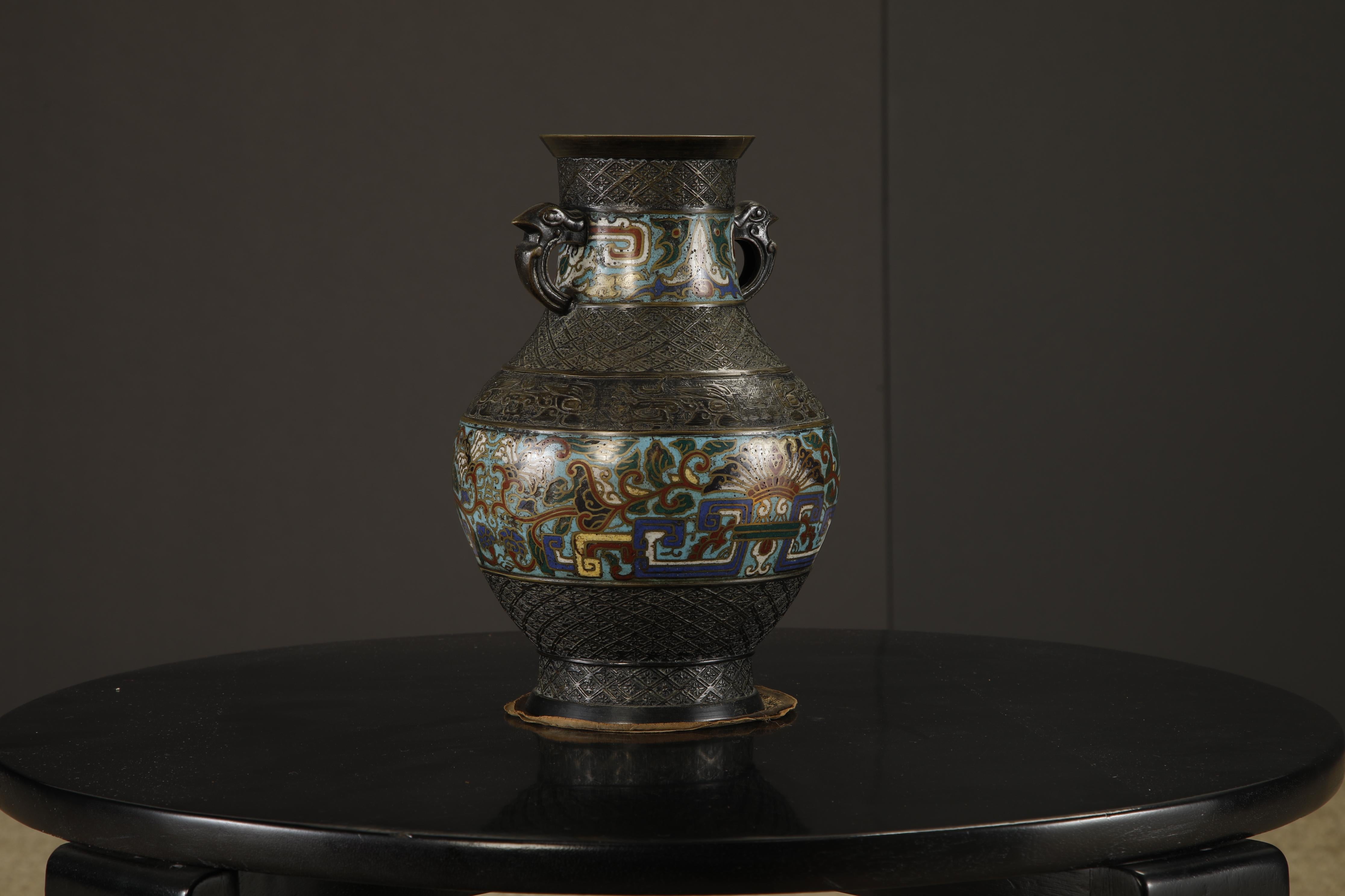 Arcaistico Vaso giapponese in bronzo cloisonné con manici di uccelli arcaici, 1920-1940 ca. in vendita
