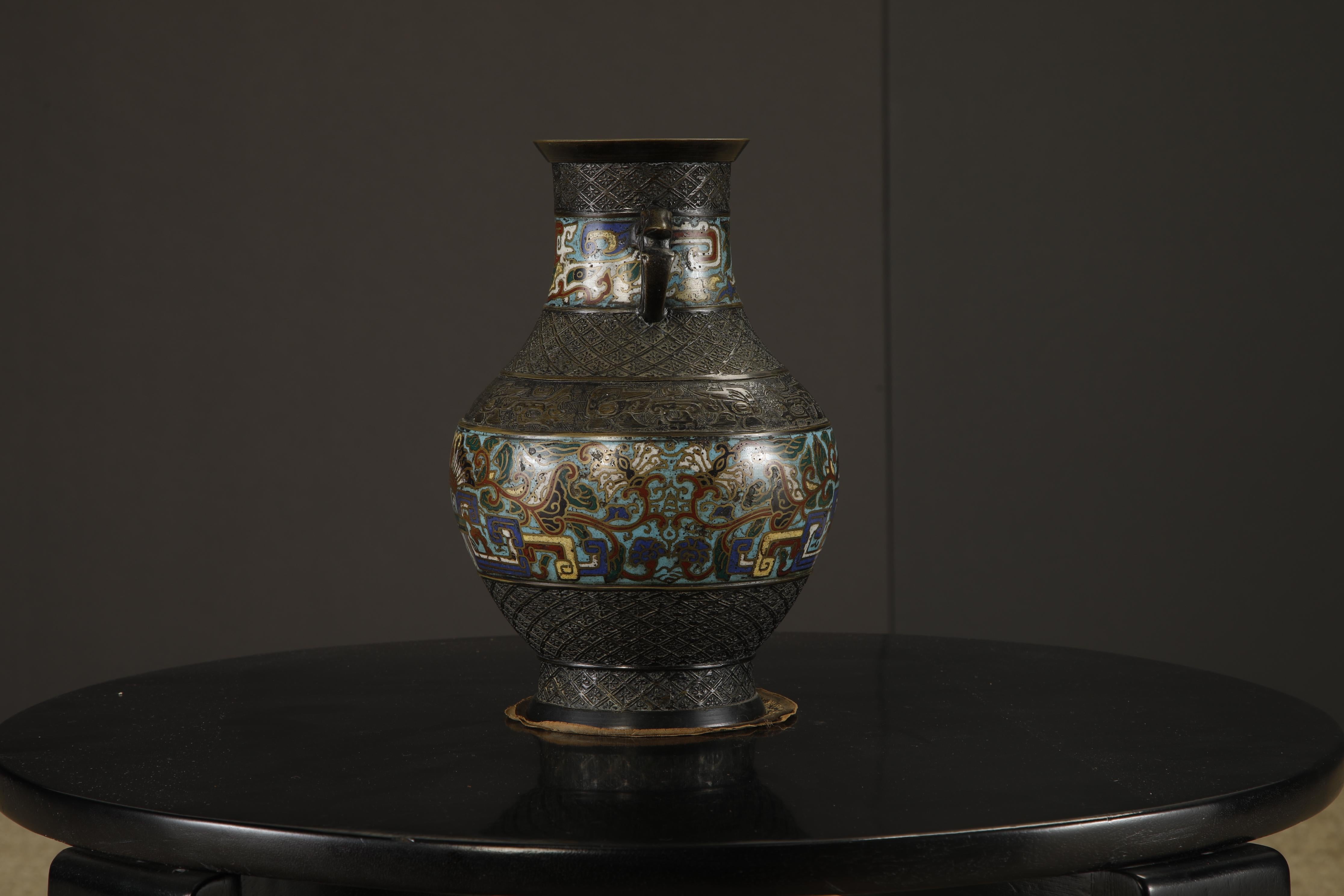 Giapponese Vaso giapponese in bronzo cloisonné con manici di uccelli arcaici, 1920-1940 ca. in vendita