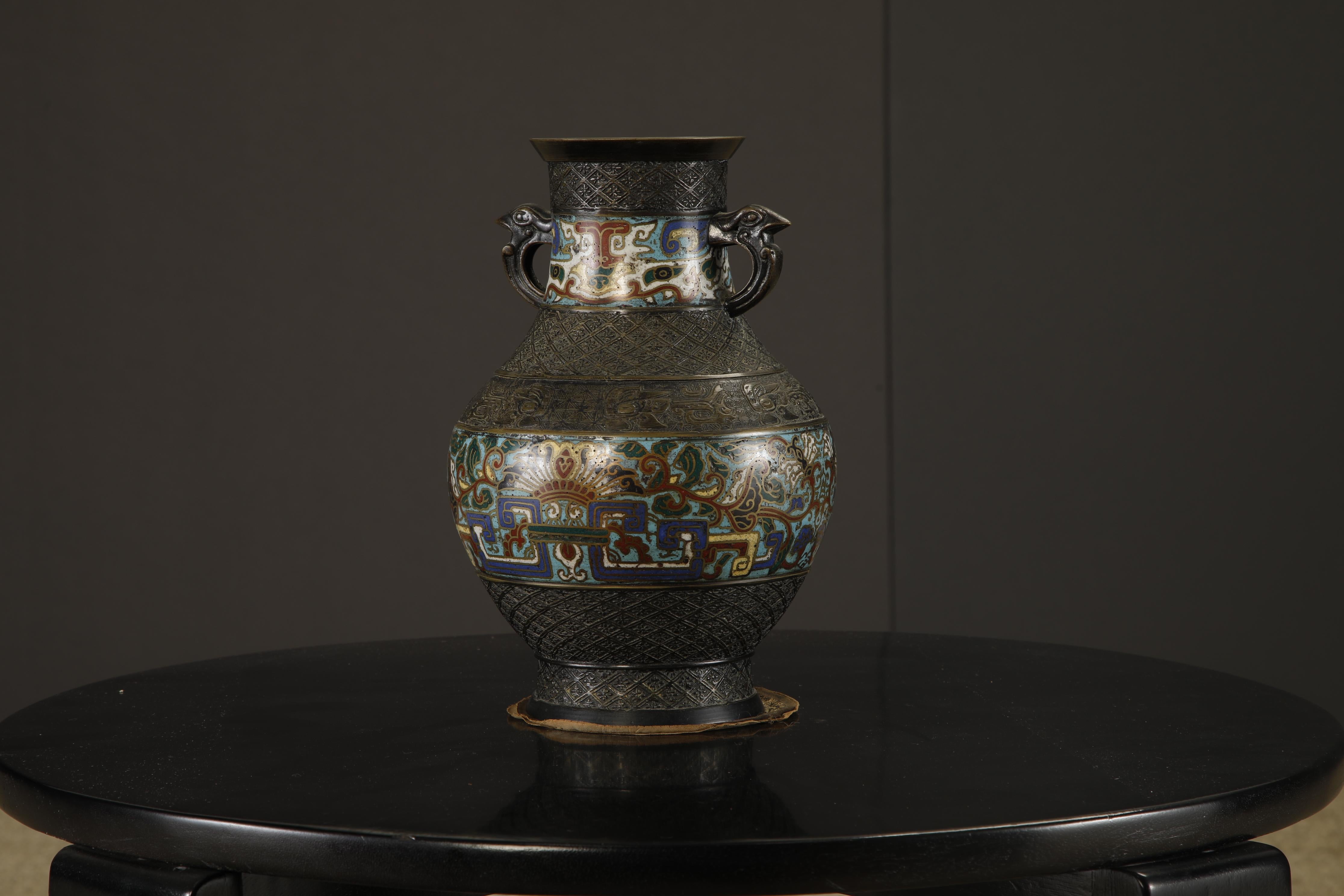 Vaso giapponese in bronzo cloisonné con manici di uccelli arcaici, 1920-1940 ca. In condizioni buone in vendita a Los Angeles, CA