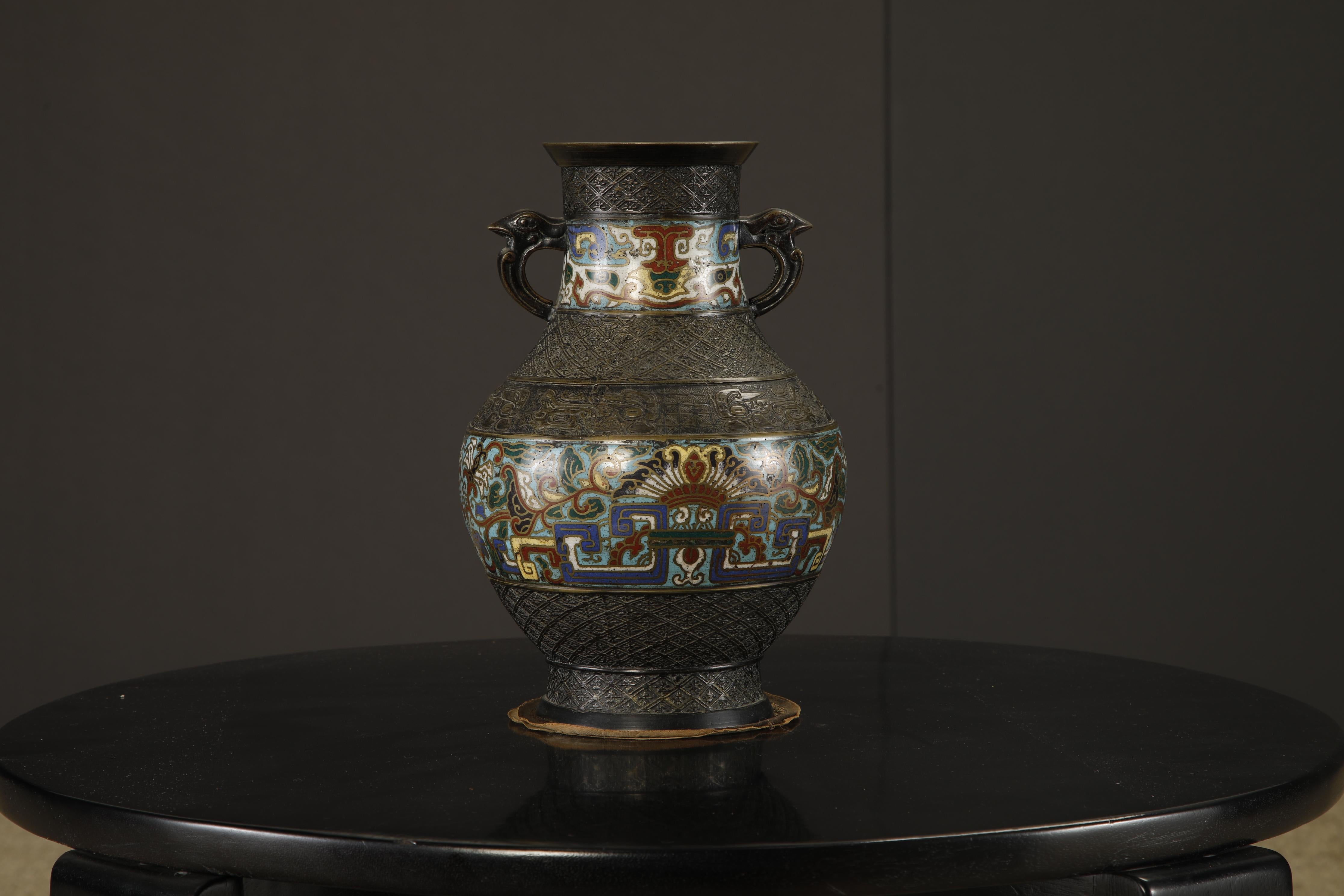 XX secolo Vaso giapponese in bronzo cloisonné con manici di uccelli arcaici, 1920-1940 ca. in vendita