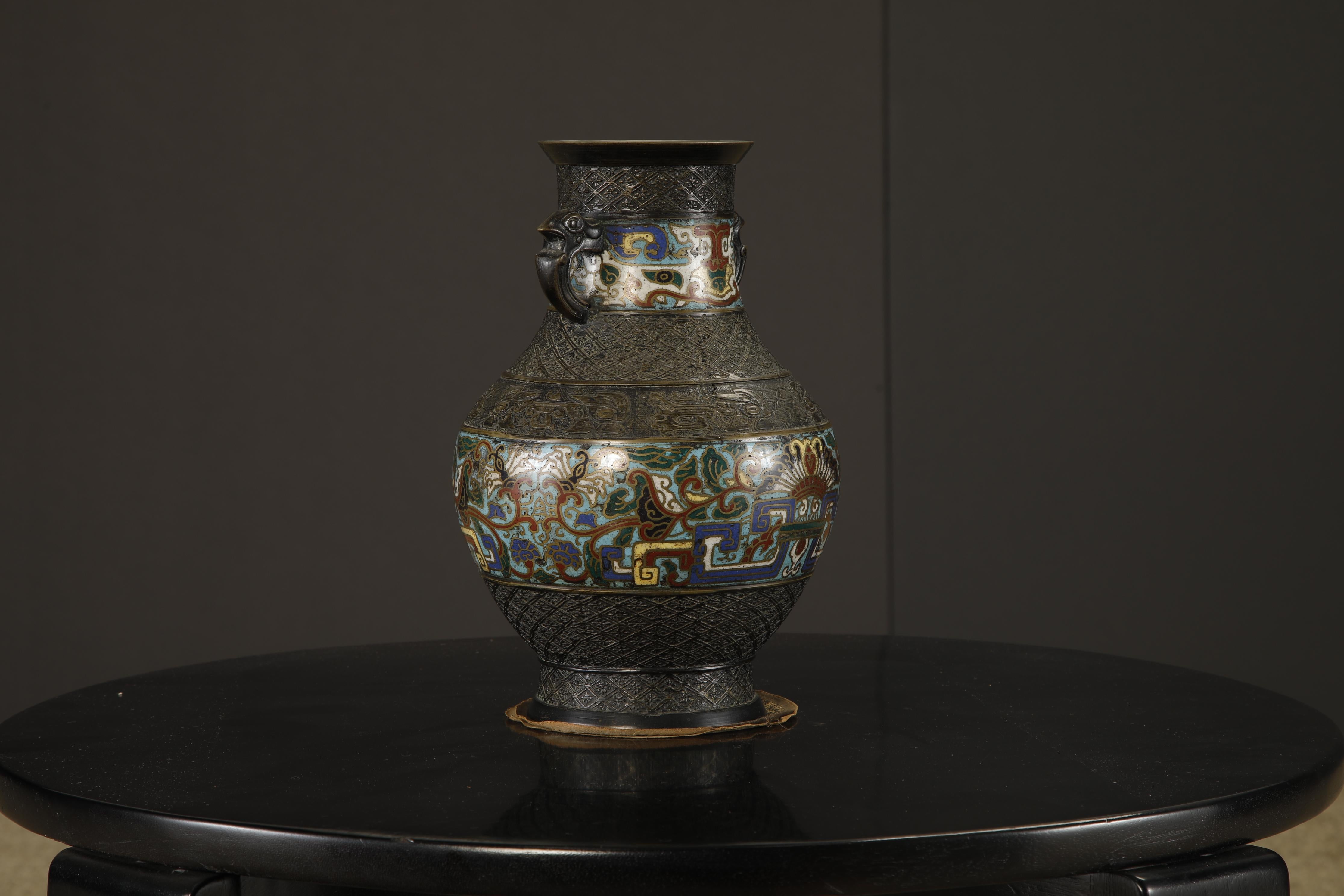 Bronzo Vaso giapponese in bronzo cloisonné con manici di uccelli arcaici, 1920-1940 ca. in vendita