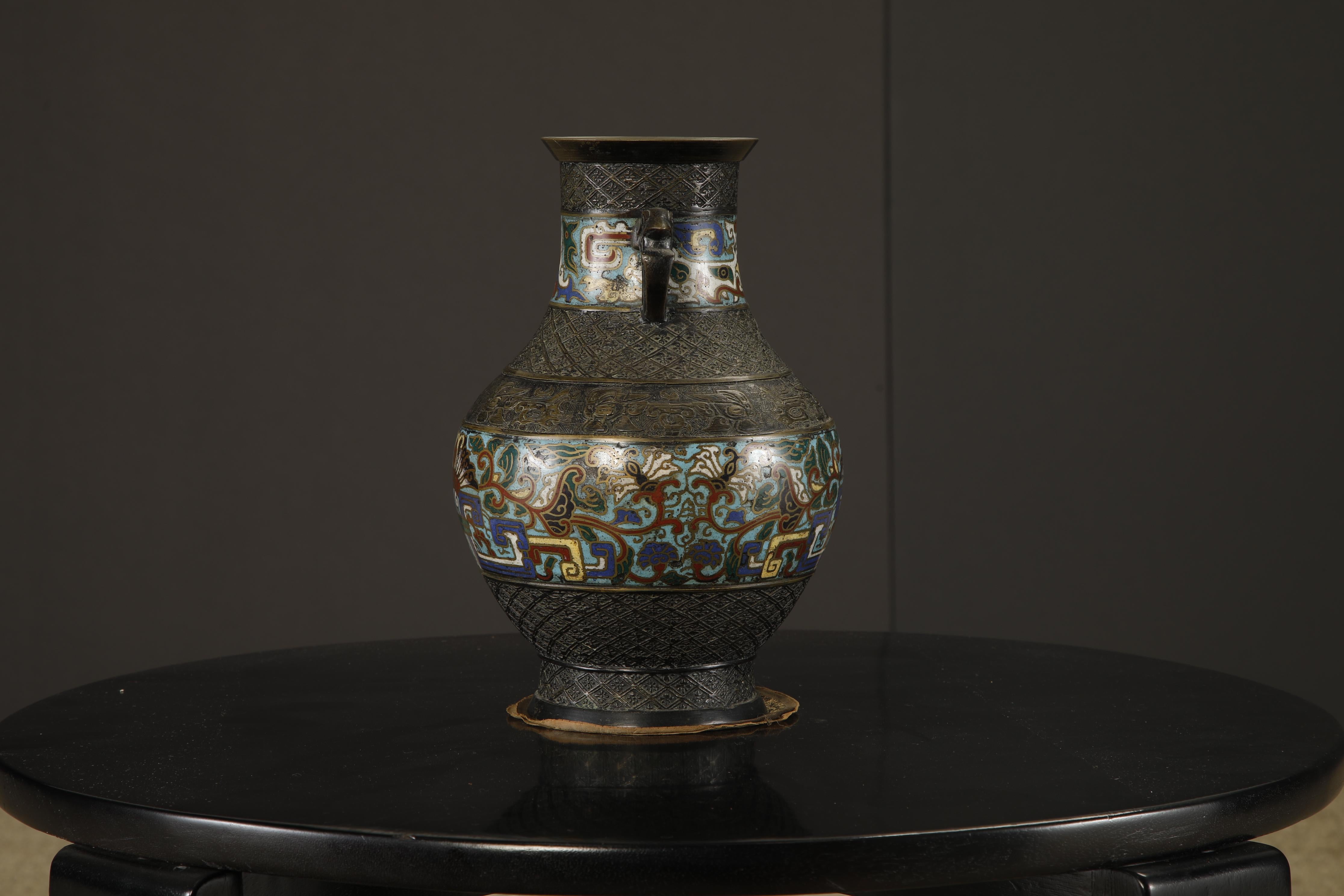 Vaso giapponese in bronzo cloisonné con manici di uccelli arcaici, 1920-1940 ca. in vendita 1