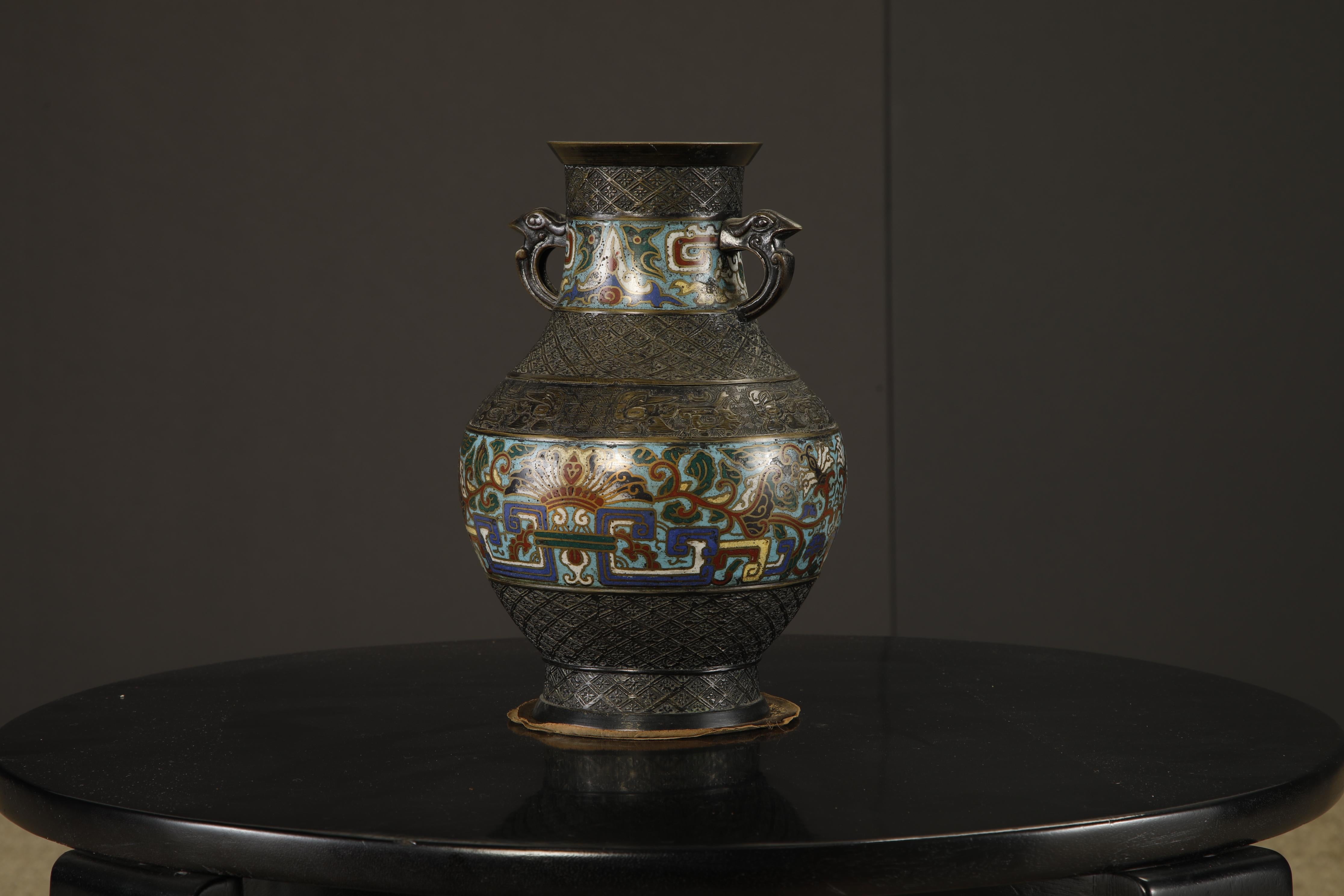 Vaso giapponese in bronzo cloisonné con manici di uccelli arcaici, 1920-1940 ca. in vendita 2