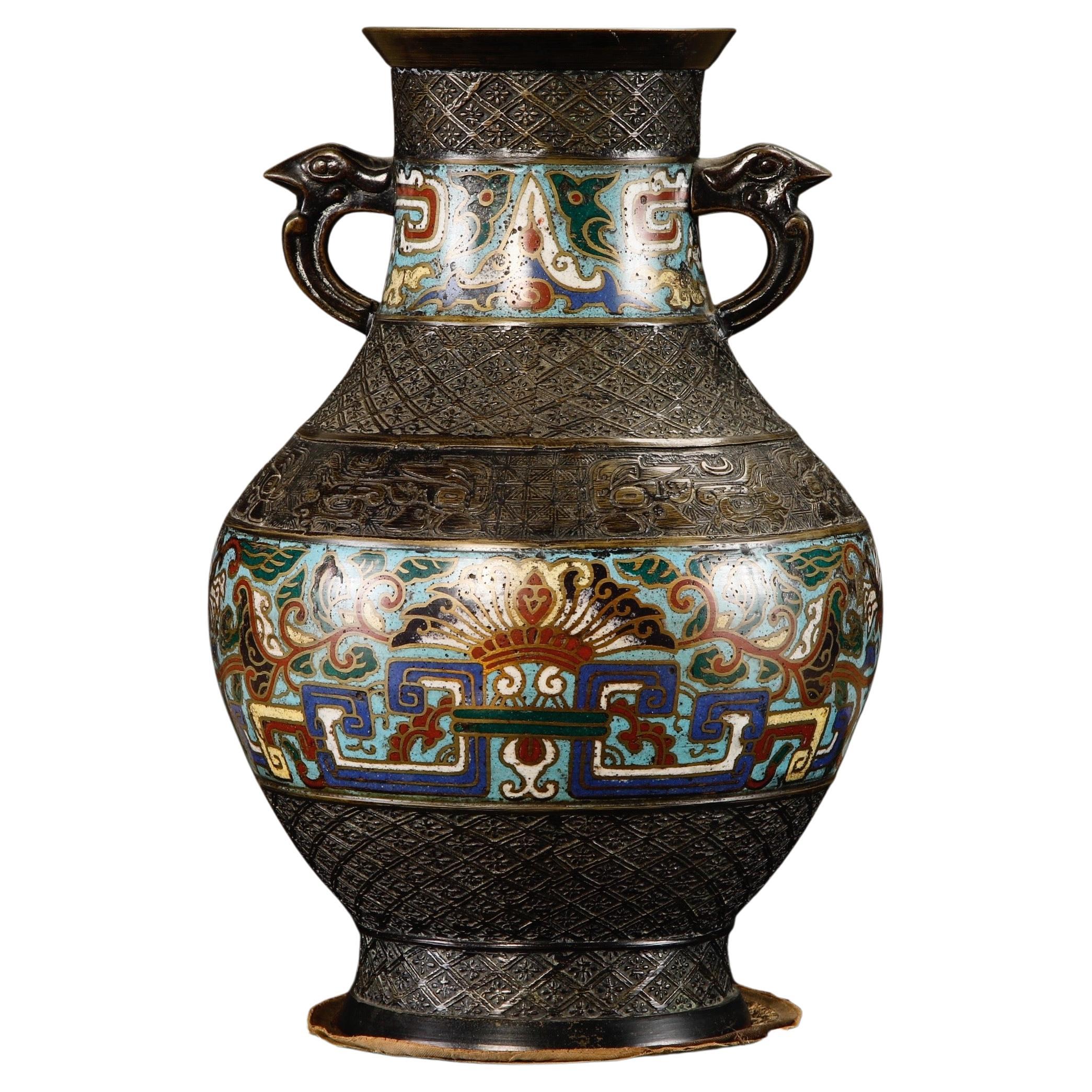 Vaso giapponese in bronzo cloisonné con manici di uccelli arcaici, 1920-1940 ca.