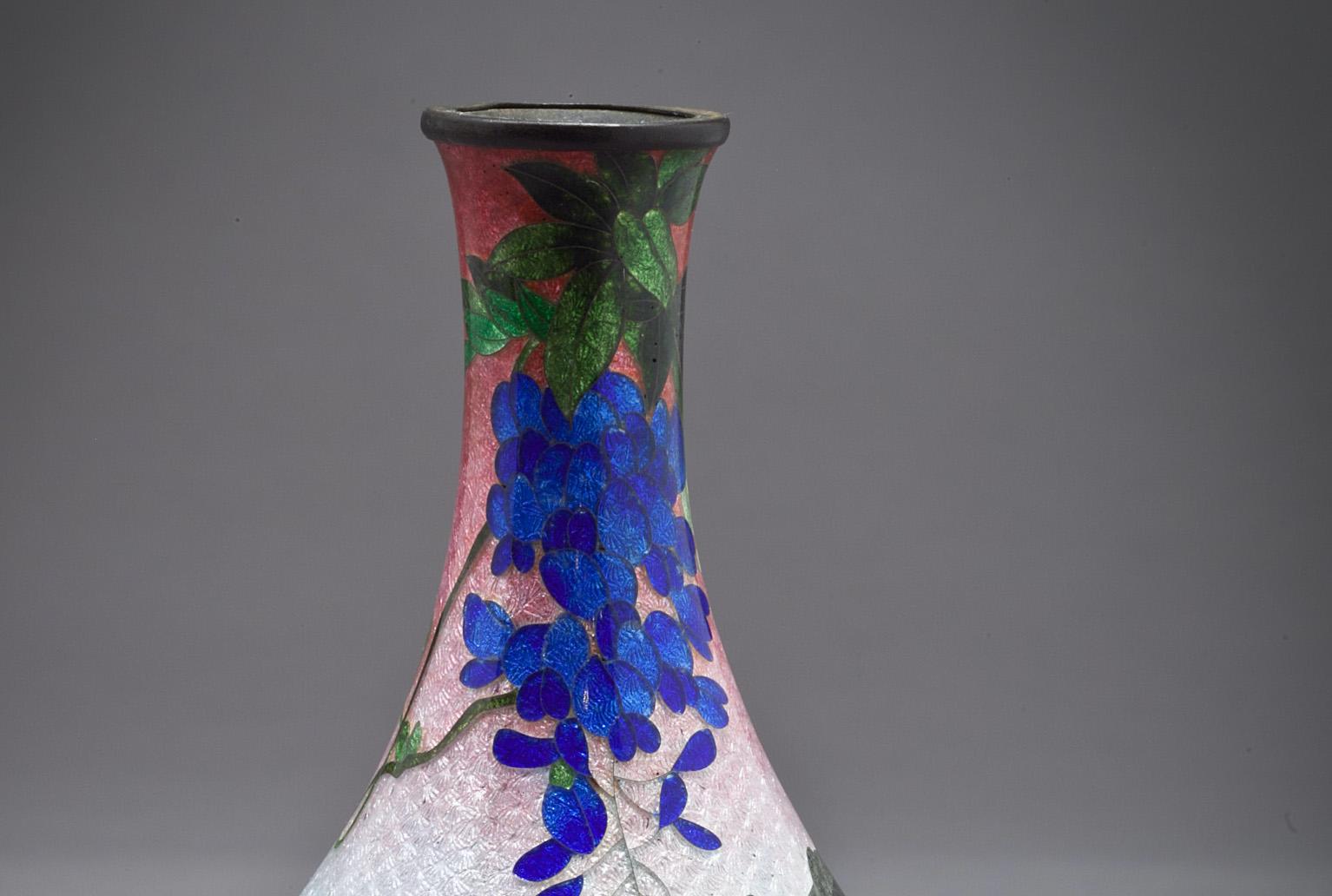 Vase à bourgeons en cloisonné japonais, période Meiji, vers 1880.