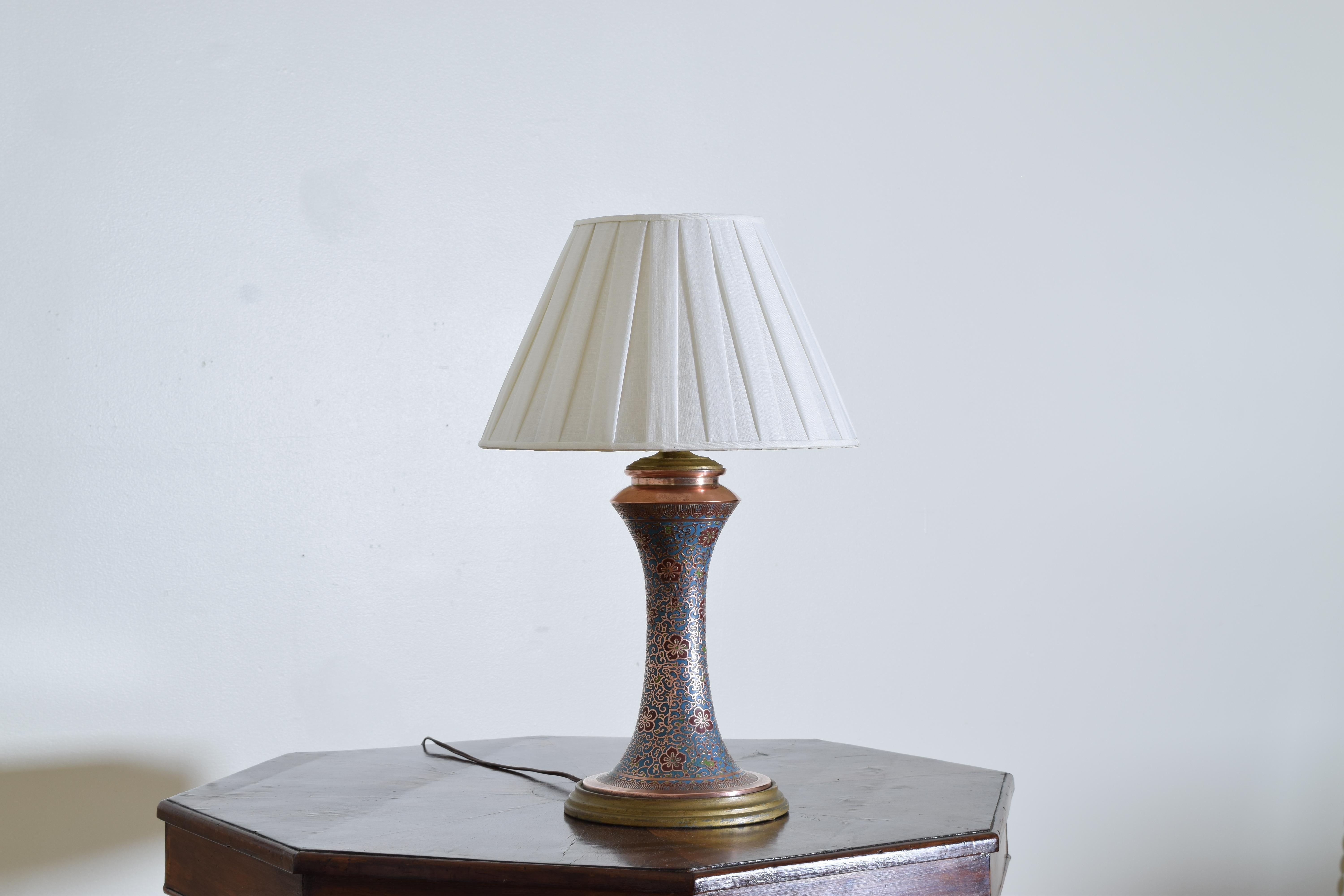 Japonais Lampe de table japonaise en cuivre cloisonné et émail, 1er quart du 20e siècle en vente