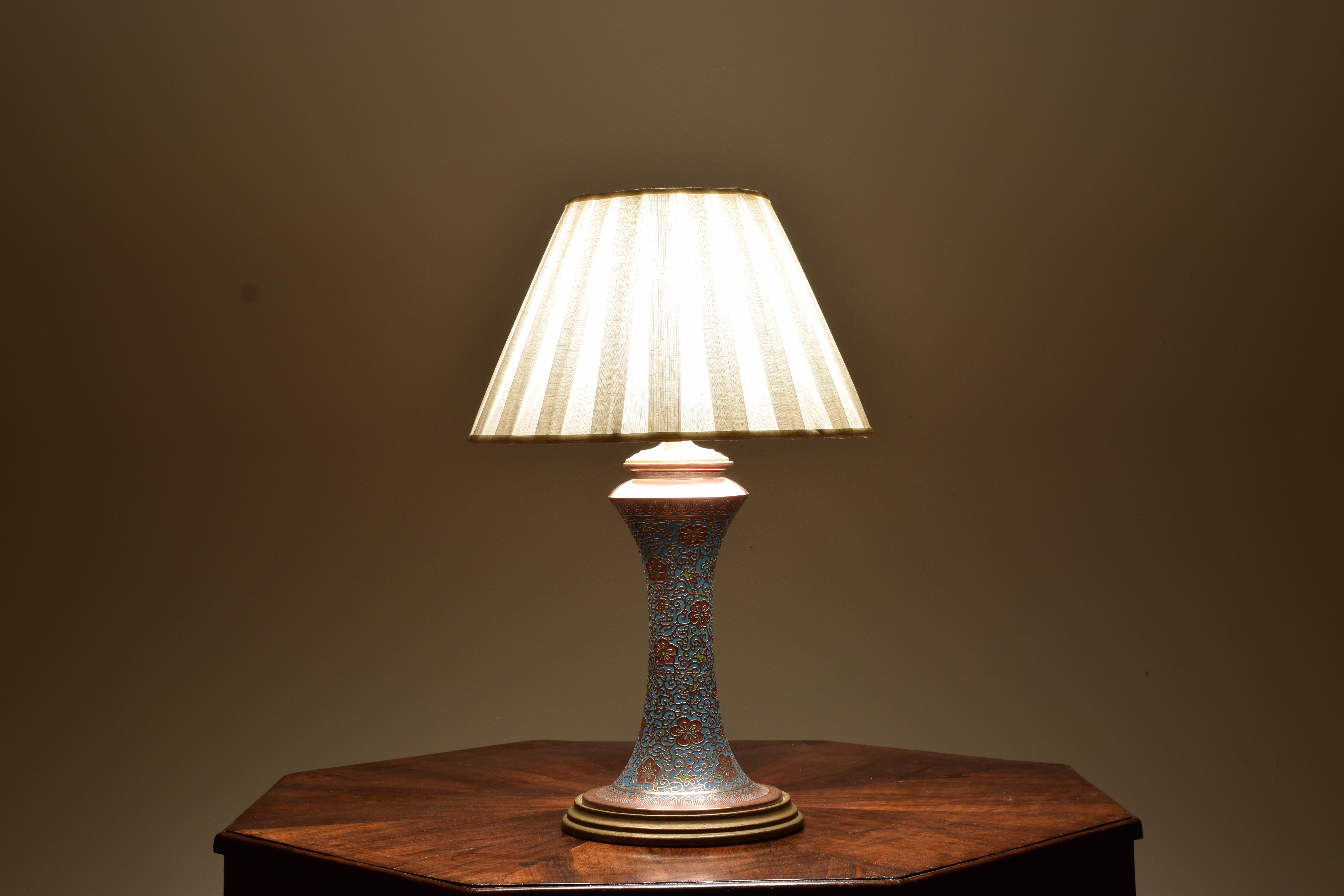 Lampe de table japonaise en cuivre cloisonné et émail, 1er quart du 20e siècle Bon état - En vente à Atlanta, GA