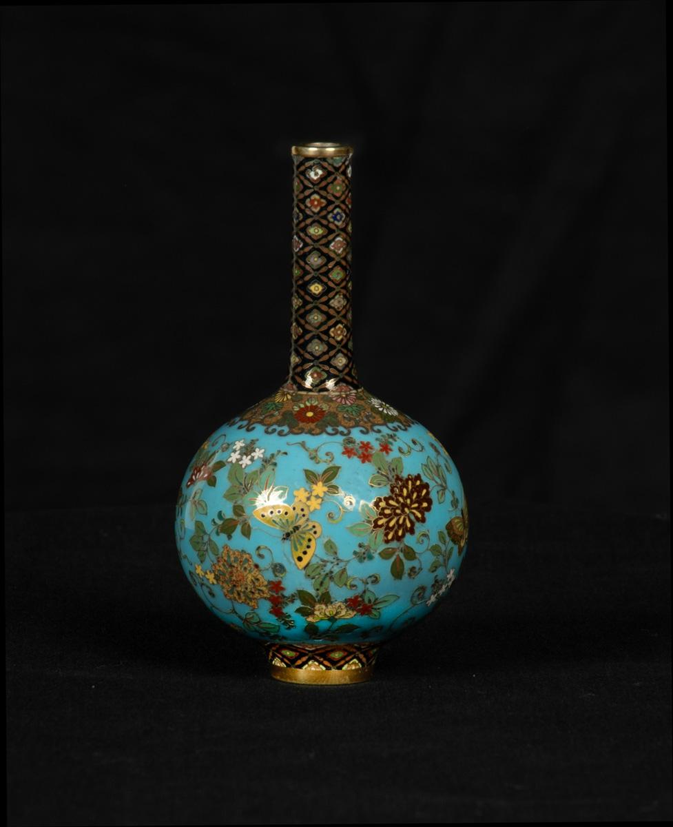 Dans le cadre de notre collection d'œuvres d'art japonaises, nous sommes ravis d'offrir ce vase bouteille en émail cloisonné de la période Meiji 1868-1912, fabriqué par l'artiste émailleur le plus révéré de la fin du XIXe siècle, l'artiste impérial