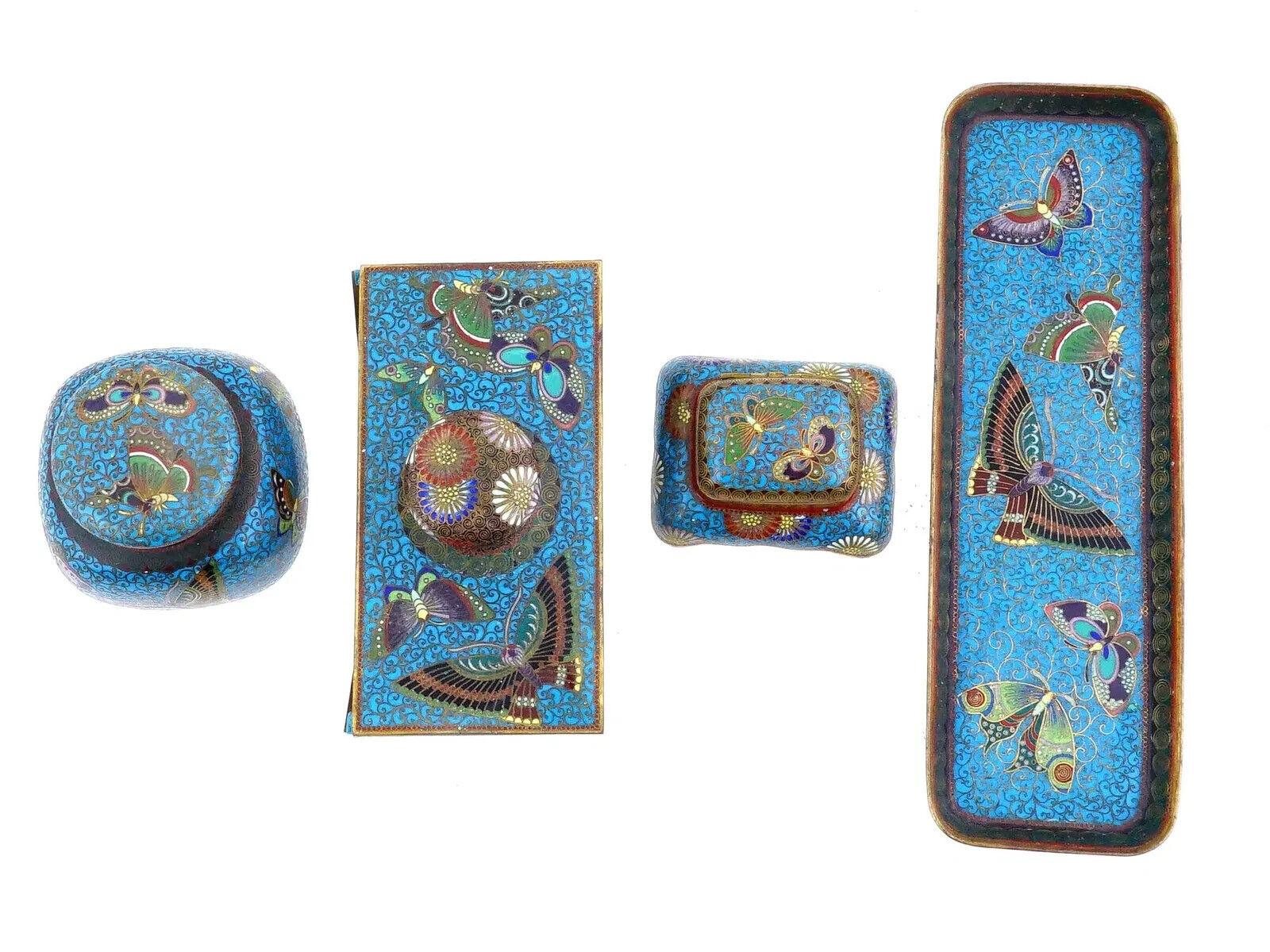 Giapponese Set di quattro pezzi per scrivania con farfalle in smalto cloisonne giapponese in vendita