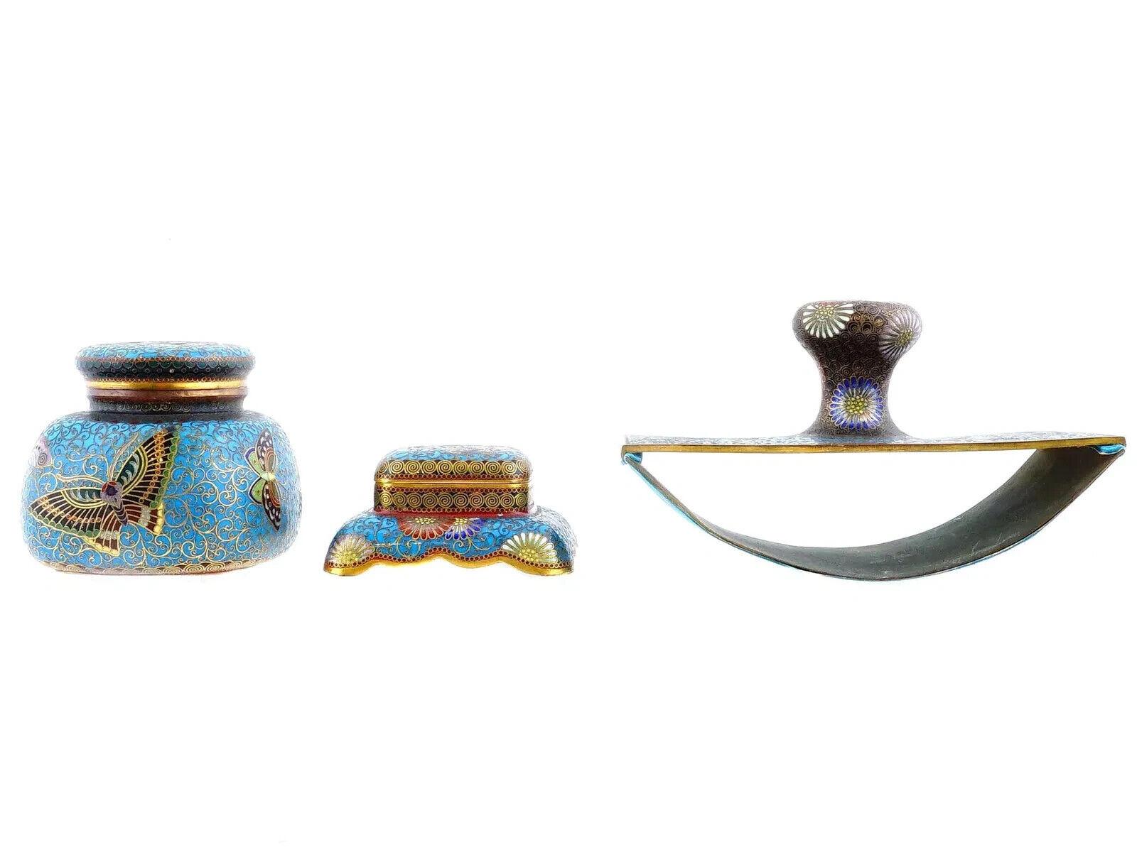 XIX secolo Set di quattro pezzi per scrivania con farfalle in smalto cloisonne giapponese in vendita