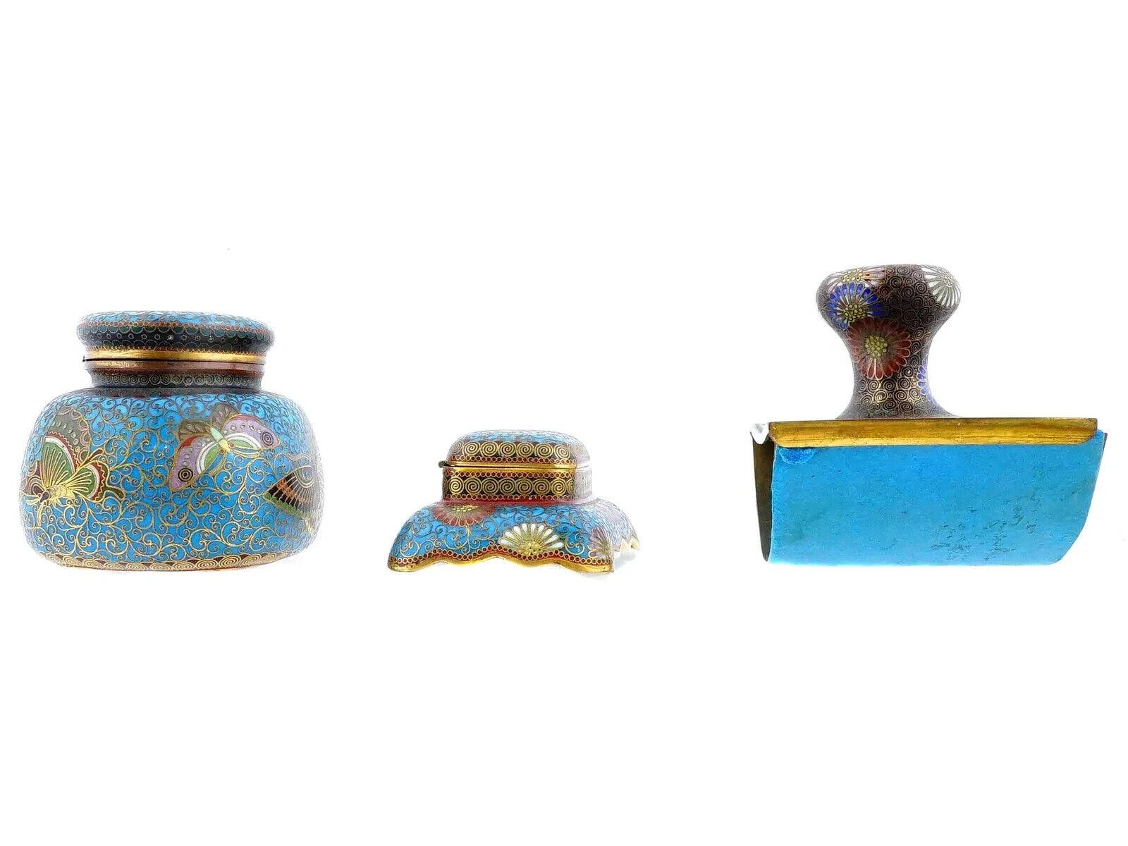 Smalto Set di quattro pezzi per scrivania con farfalle in smalto cloisonne giapponese in vendita