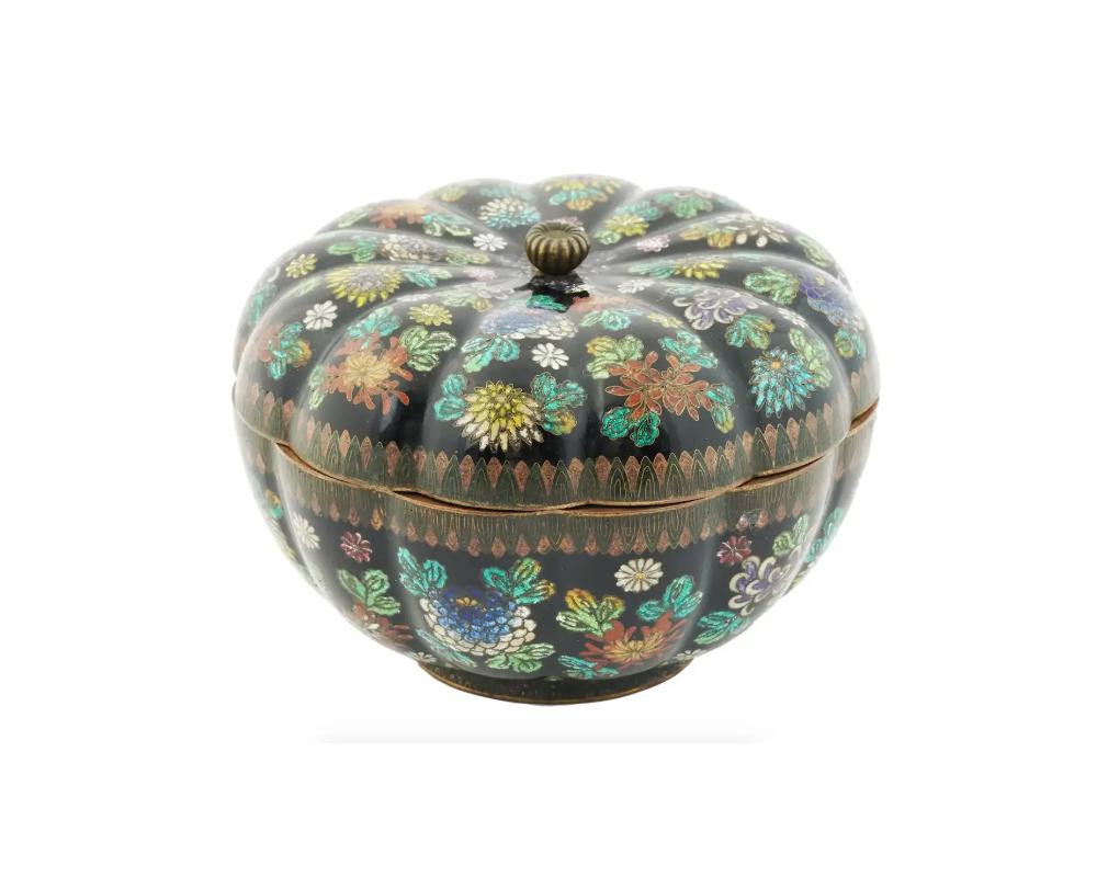 An antique Japanese copper trinket box with floral cloisonne enamel design. Late Meiji period, before 1912. The box has a lobulated round shape. There is a figurative finial on the lid. Collectible Oriental Decor And Vanity Items.

Dimensions: H 3