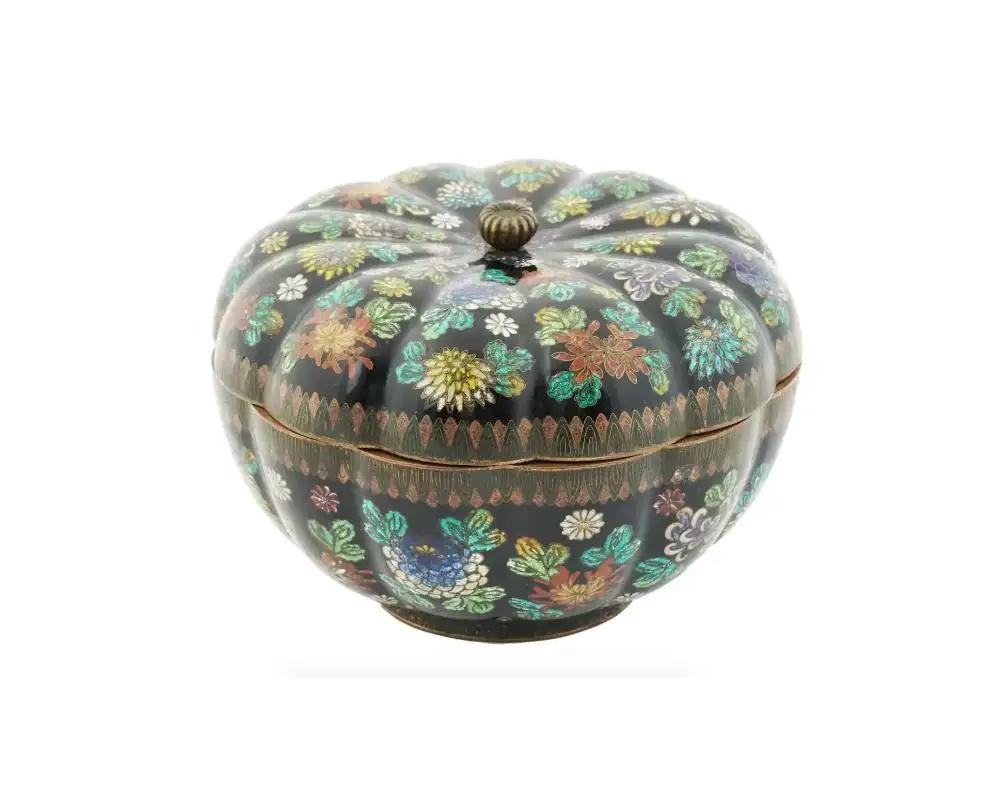An antique Japanese copper trinket box with floral cloisonne enamel design. Late Meiji period, before 1912. The box has a lobulated round shape. There is a figurative finial on the lid. Collectible Oriental Decor And Vanity Items.

Dimensions: H 3