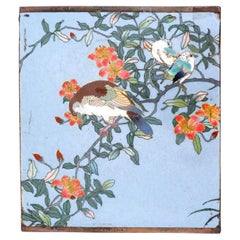 Plaque japonaise en émail cloisonné représentant des oiseaux et des fleurs