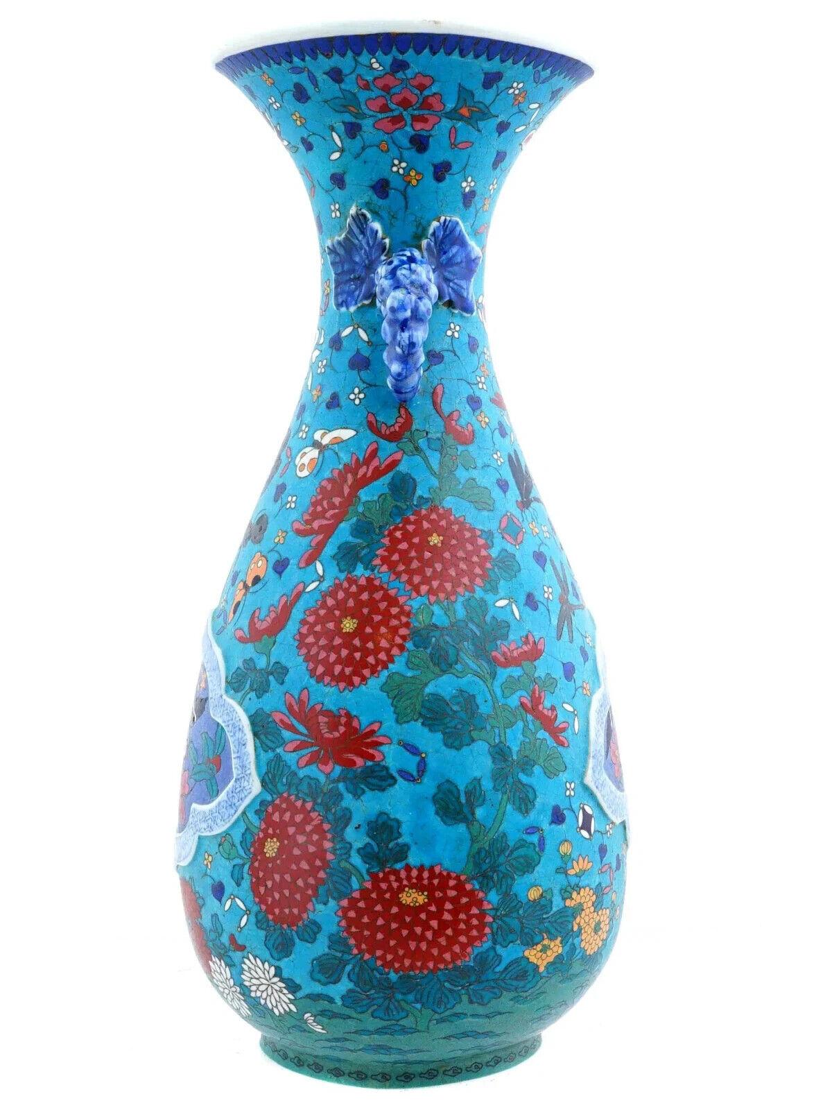 Giapponese Vaso giapponese in porcellana smaltata Cloisonne con manici in vendita