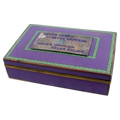 Caja de baratijas japonesa de esmalte de cloisonné morado firmada Inaba con placa de plata