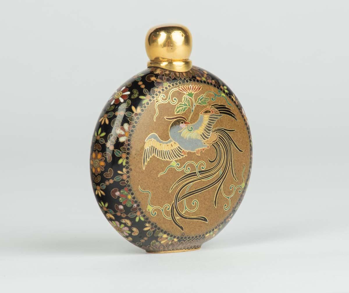 Dans le cadre de notre collection d'œuvres d'art japonaises, nous sommes ravis d'offrir ce flacon de parfum en émail cloisonné de qualité exceptionnelle de la période Meiji 1868-1912, vers 1895, réalisé par le maître cloisonneur le plus réputé de