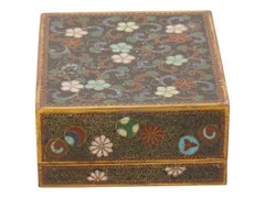 Caja de baratijas japonesa de esmalte de cloisonné con diseño floral de mariposa