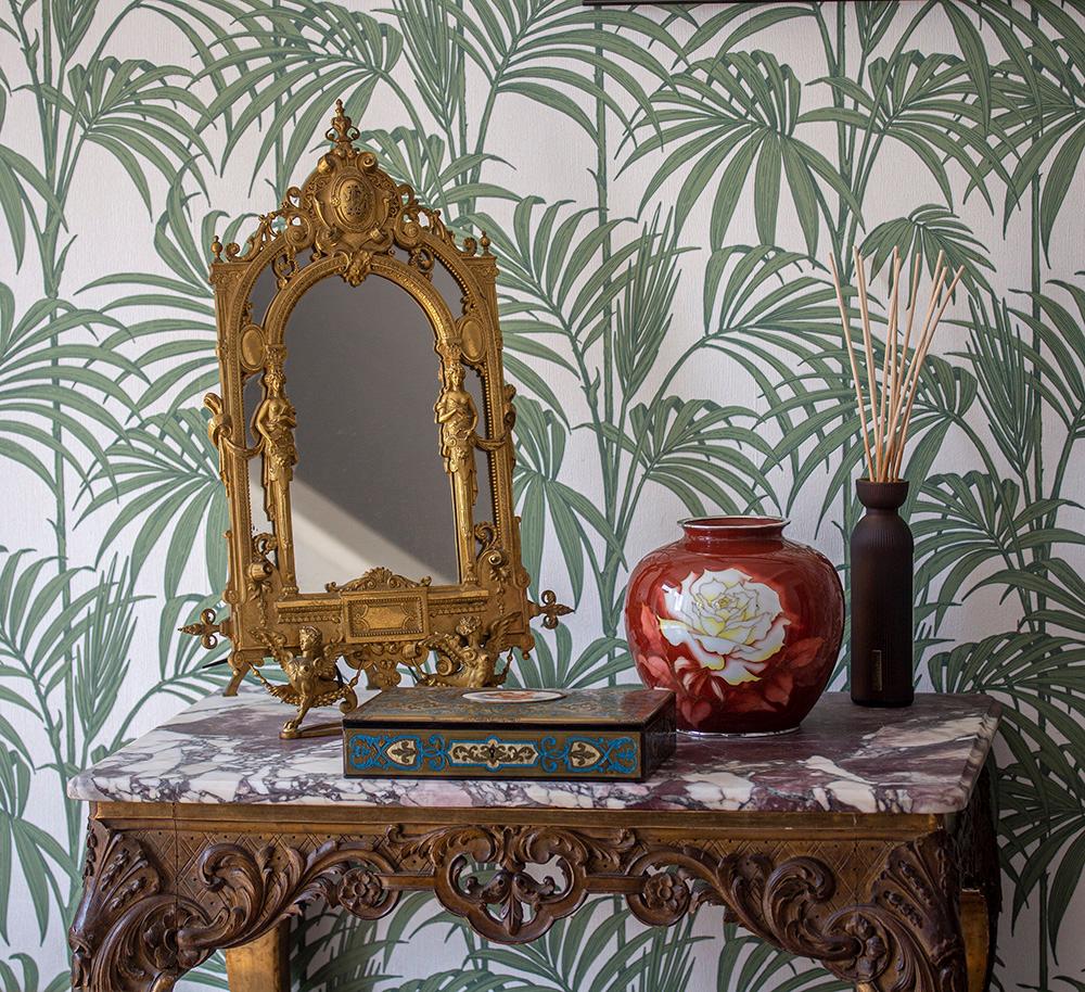 Rosa Bianca

Dalla nostra collezione giapponese, siamo lieti di offrirti questo vaso giapponese in smalto cloisonne della Ando Company. Il vaso in smalto cloisonne di forma globosa con collo stretto e apertura strombata, decorato con un fine smalto