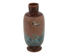Vase japonais en émail cloisonné représentant des grues volant au-dessus des vagues et attribué à Honda Yasa
