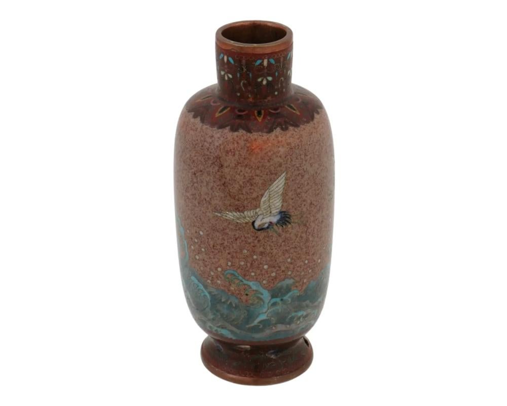 Meiji Vase japonais en émail cloisonné représentant des grues volant au-dessus des vagues et attribué à Honda Yasa en vente