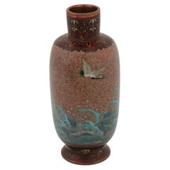 Japanische Cloisonné-Emaille-Vase, Kraniche fliegend über Wellen, Honda Yasa zugeschrieben