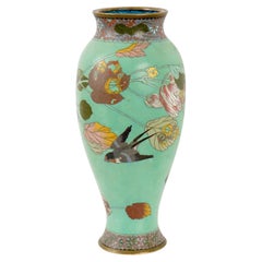 Vase japonais en émail cloisonné Période Meiji Fond vert Oiseau Floral