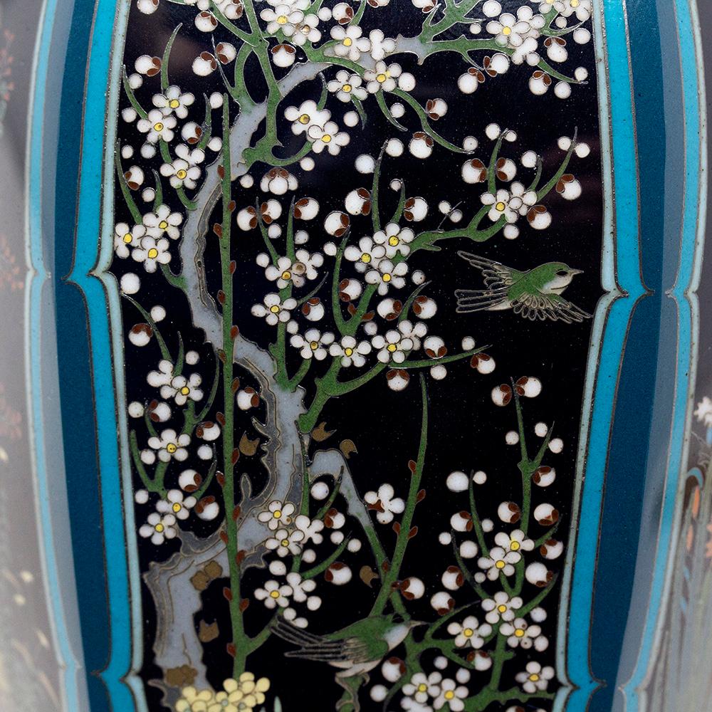 Paar japanische Cloisonné-Emaille-Vasen aus der Meiji-Periode im Angebot 9