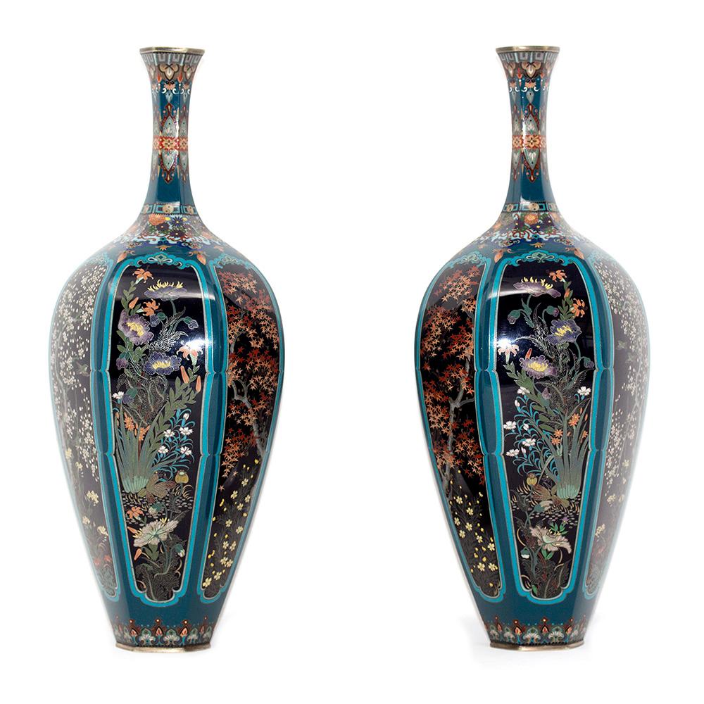 Paar japanische Cloisonné-Emaille-Vasen aus der Meiji-Periode (Emailliert) im Angebot
