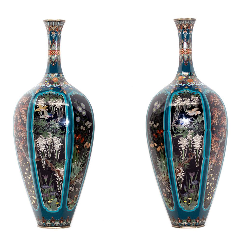 Paar japanische Cloisonné-Emaille-Vasen aus der Meiji-Periode (19. Jahrhundert) im Angebot