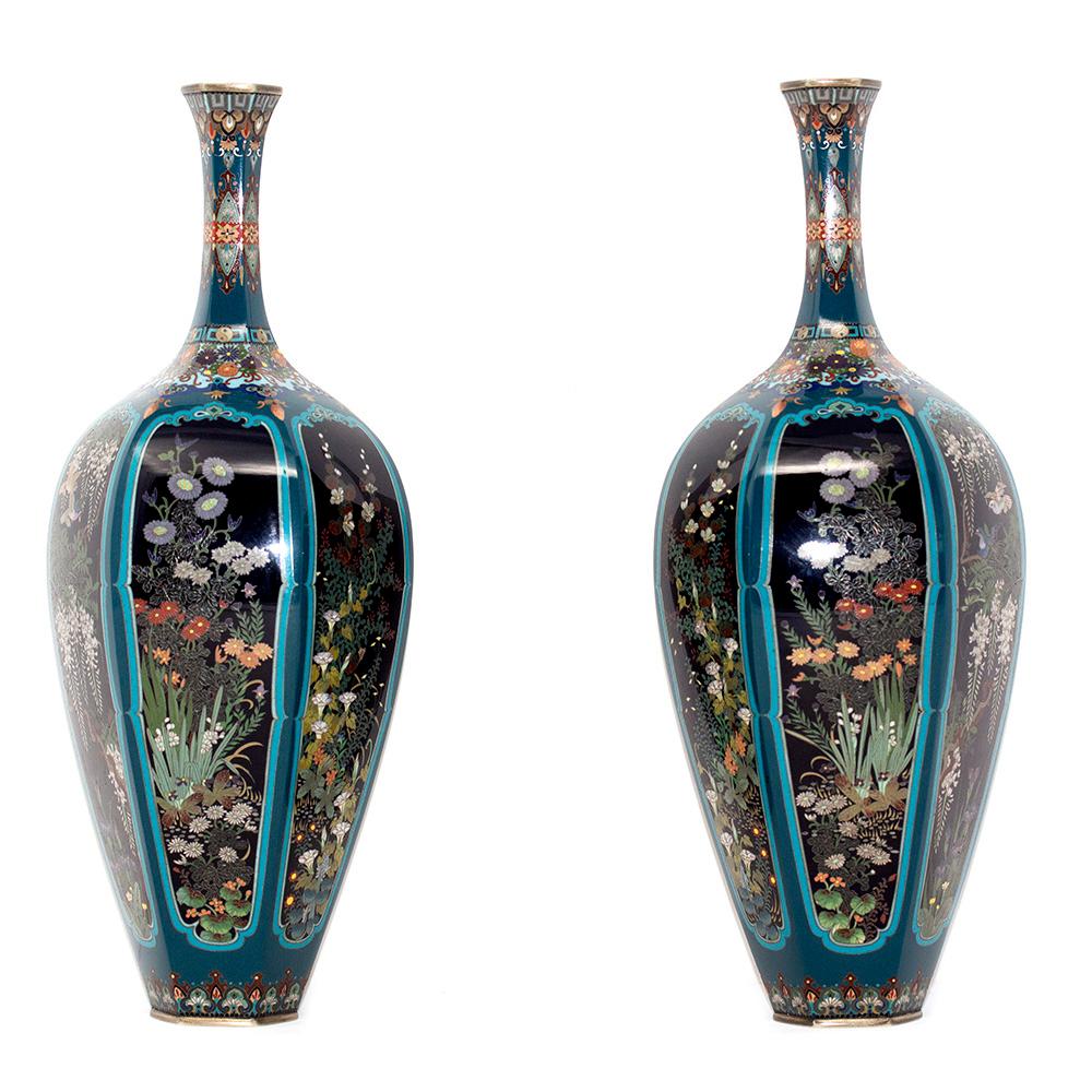 Paar japanische Cloisonné-Emaille-Vasen aus der Meiji-Periode (Metall) im Angebot