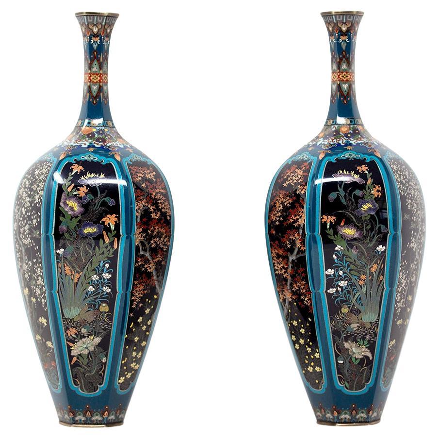 Paar japanische Cloisonné-Emaille-Vasen aus der Meiji-Periode im Angebot
