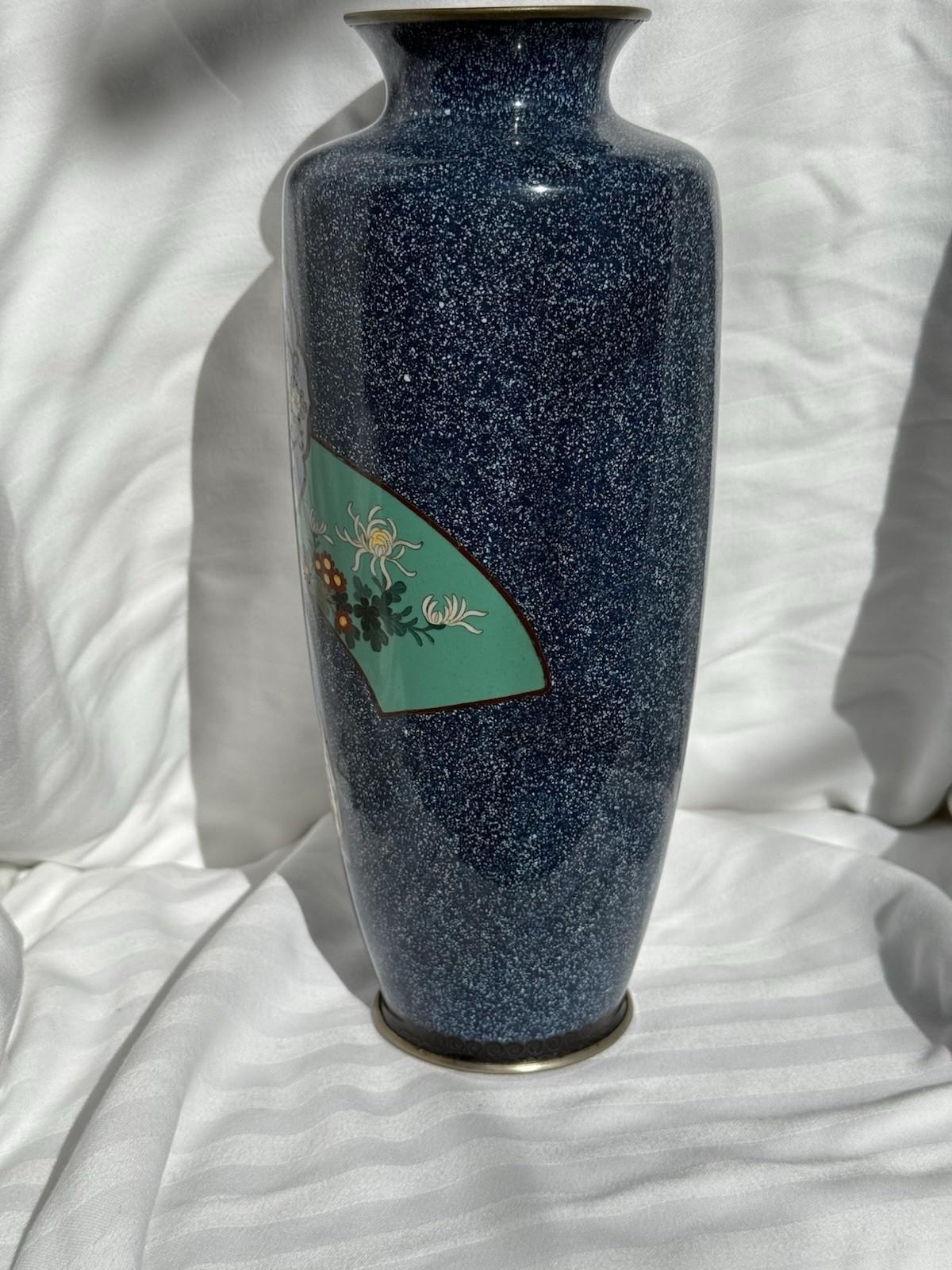 Vaso giapponese in smalto cloisonne con fondo blu macchiato Farfalle Motivi floreali in vendita 3