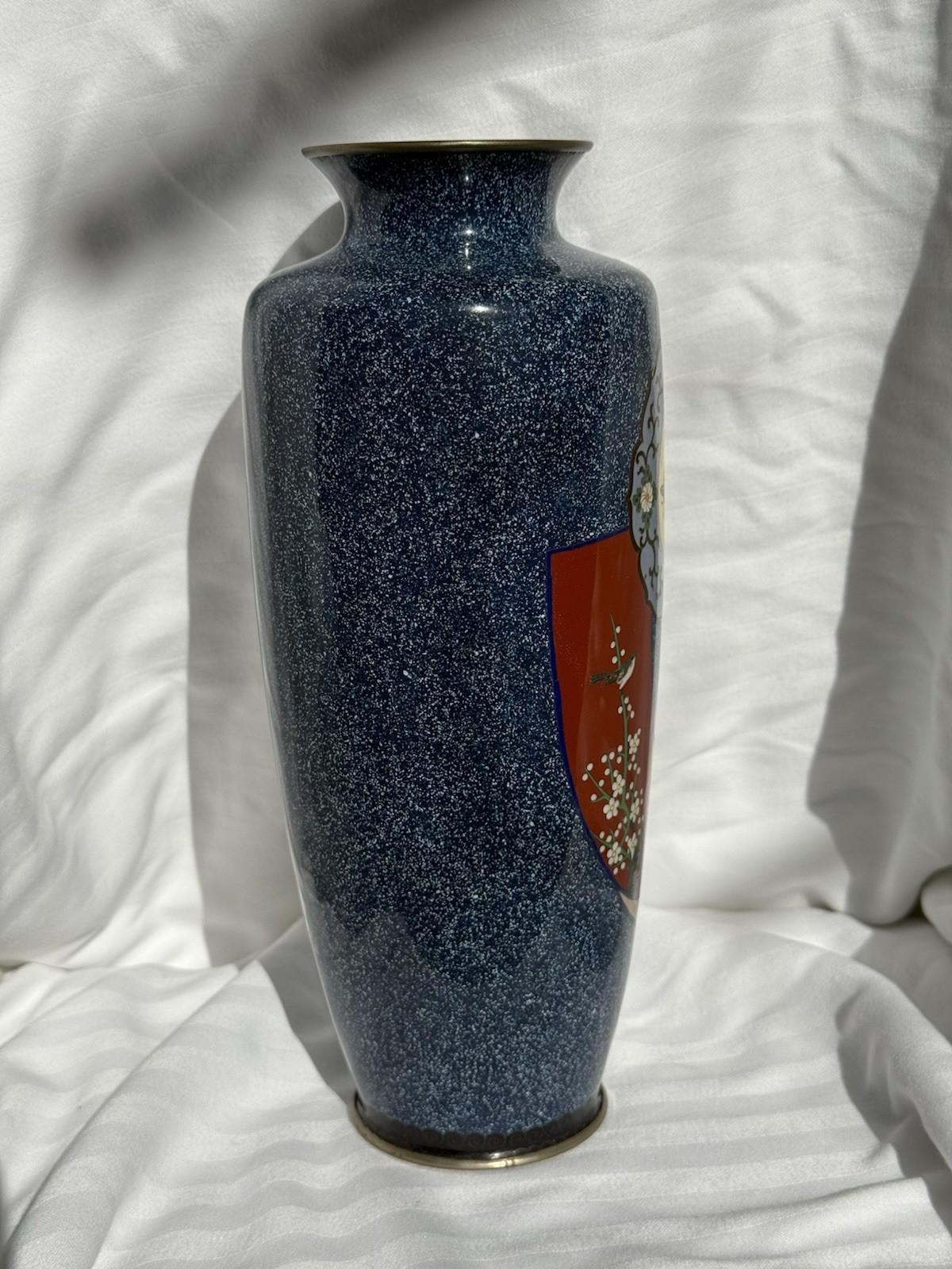 Vaso giapponese in smalto cloisonne con fondo blu macchiato Farfalle Motivi floreali in vendita 5