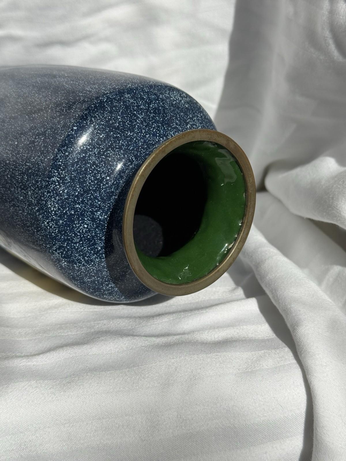 Vaso giapponese in smalto cloisonne con fondo blu macchiato Farfalle Motivi floreali in vendita 7