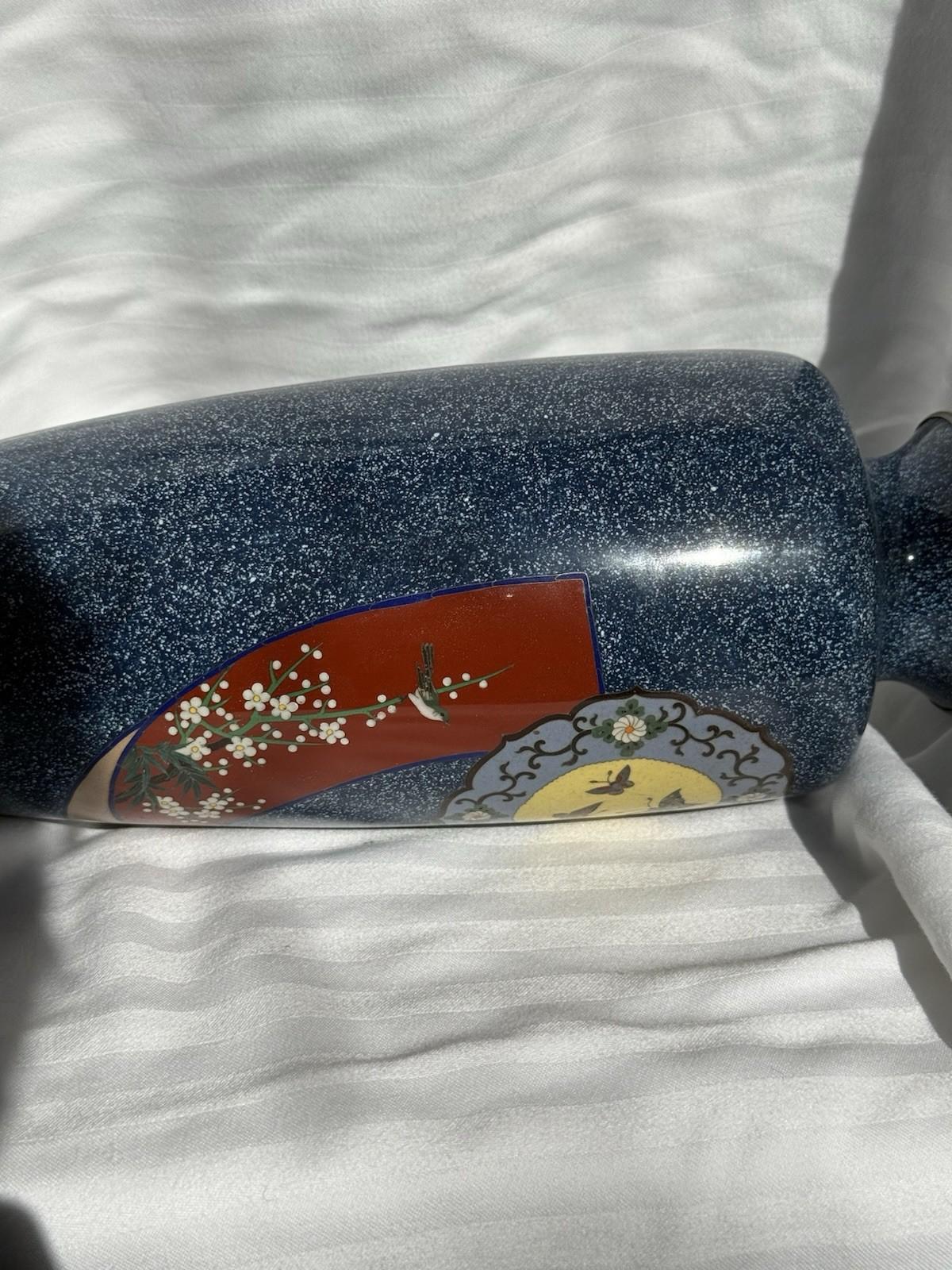 Vaso giapponese in smalto cloisonne con fondo blu macchiato Farfalle Motivi floreali in vendita 8