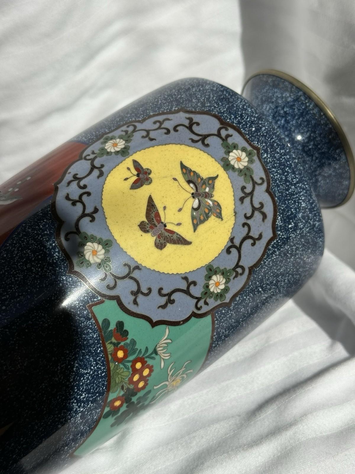 Vaso giapponese in smalto cloisonne con fondo blu macchiato Farfalle Motivi floreali in vendita 9