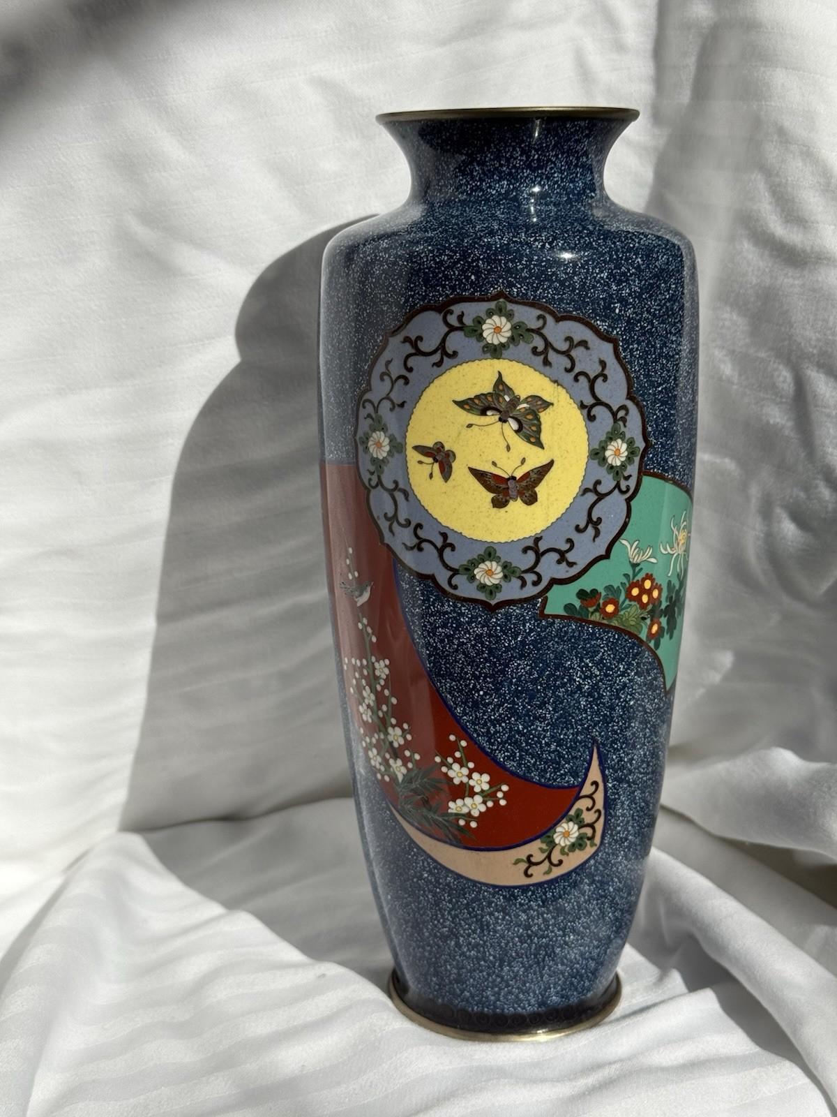Giapponese Vaso giapponese in smalto cloisonne con fondo blu macchiato Farfalle Motivi floreali in vendita